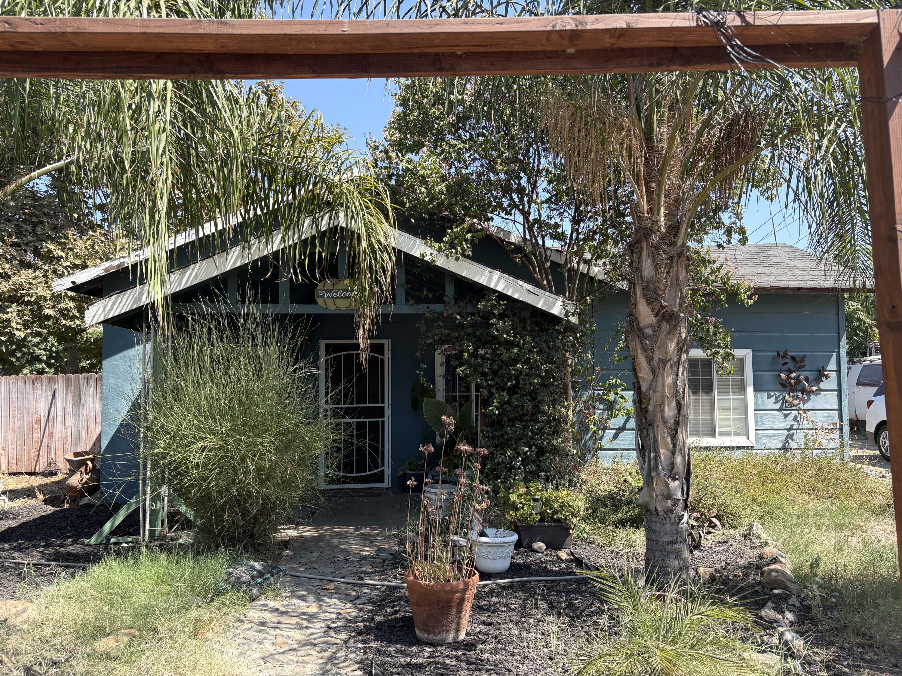 1704 E Springville Ave, Porterville, CA 93257