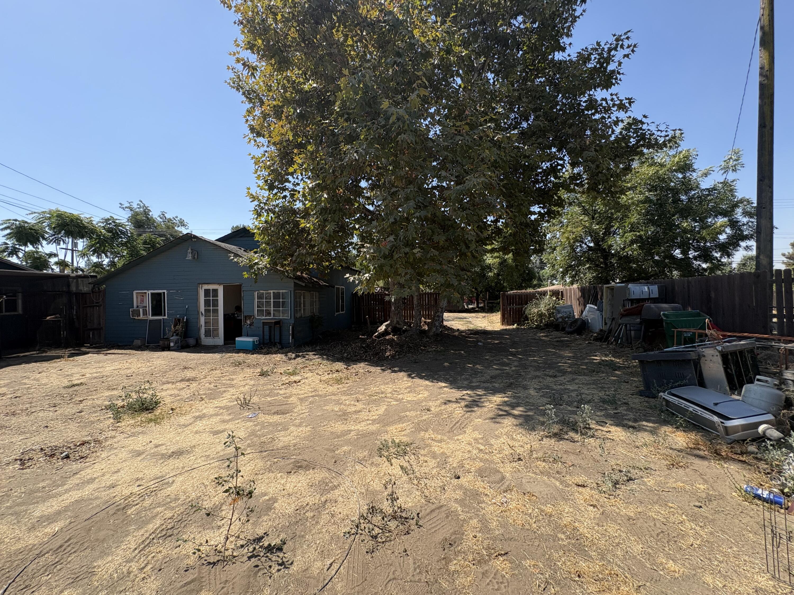 1704 E Springville Ave, Porterville, CA 93257