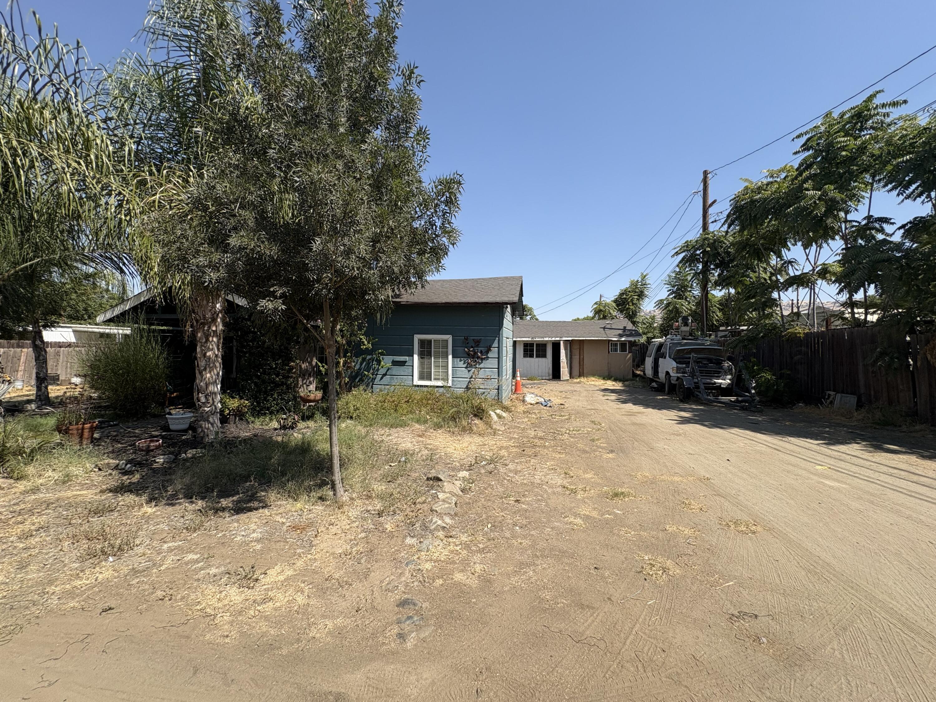 1704 E Springville Ave, Porterville, CA 93257