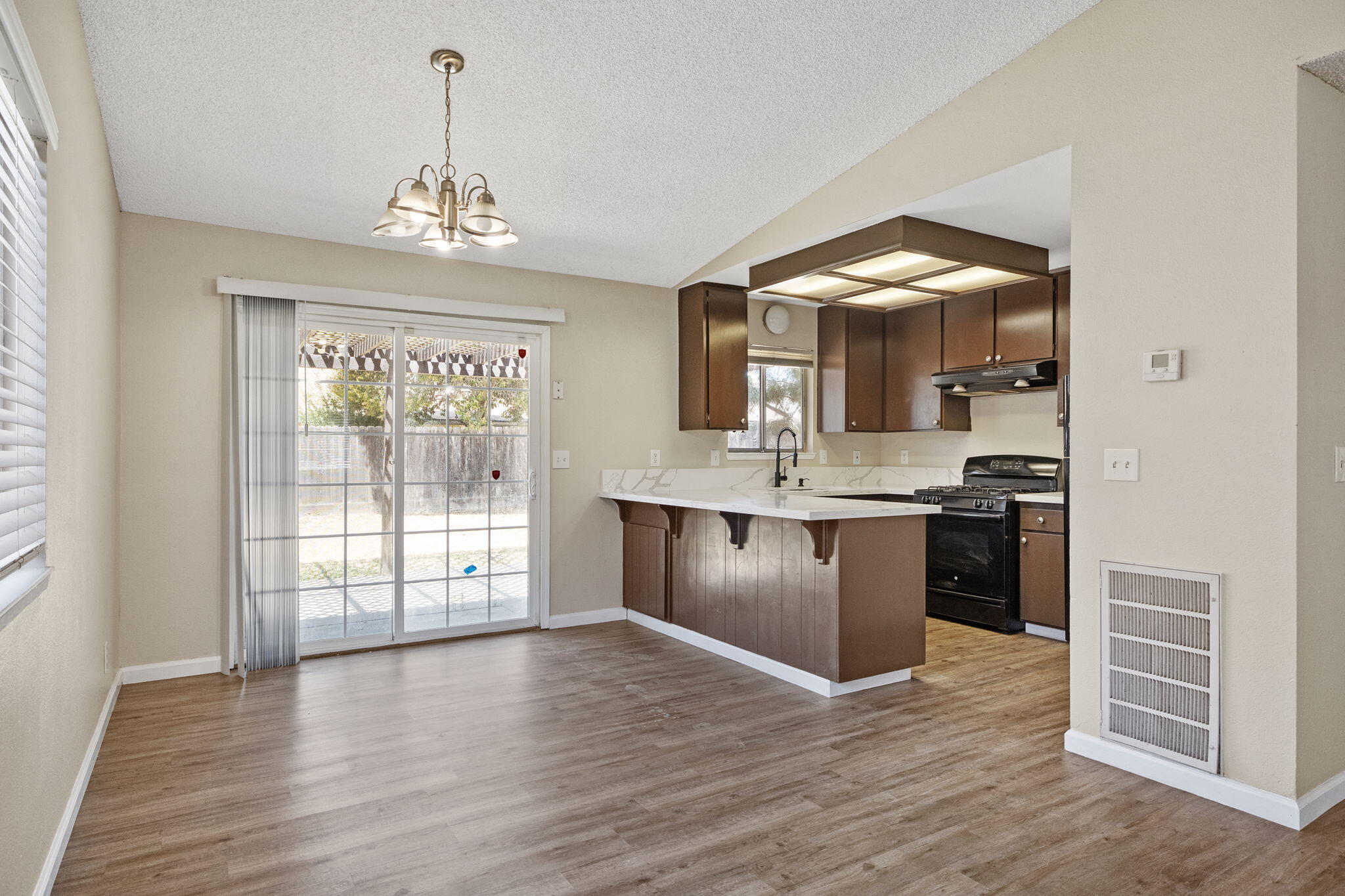 722 W Dove Ct, Visalia, CA 93291