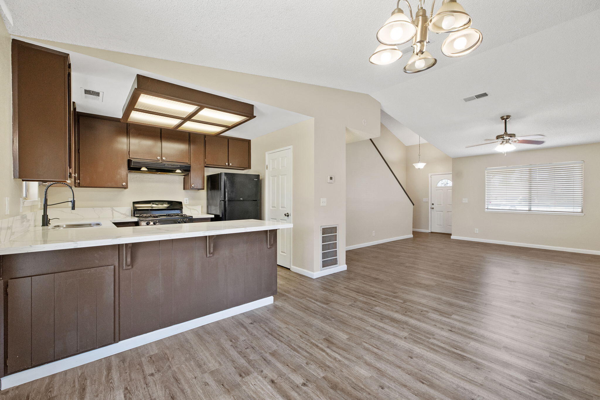 722 W Dove Ct, Visalia, CA 93291