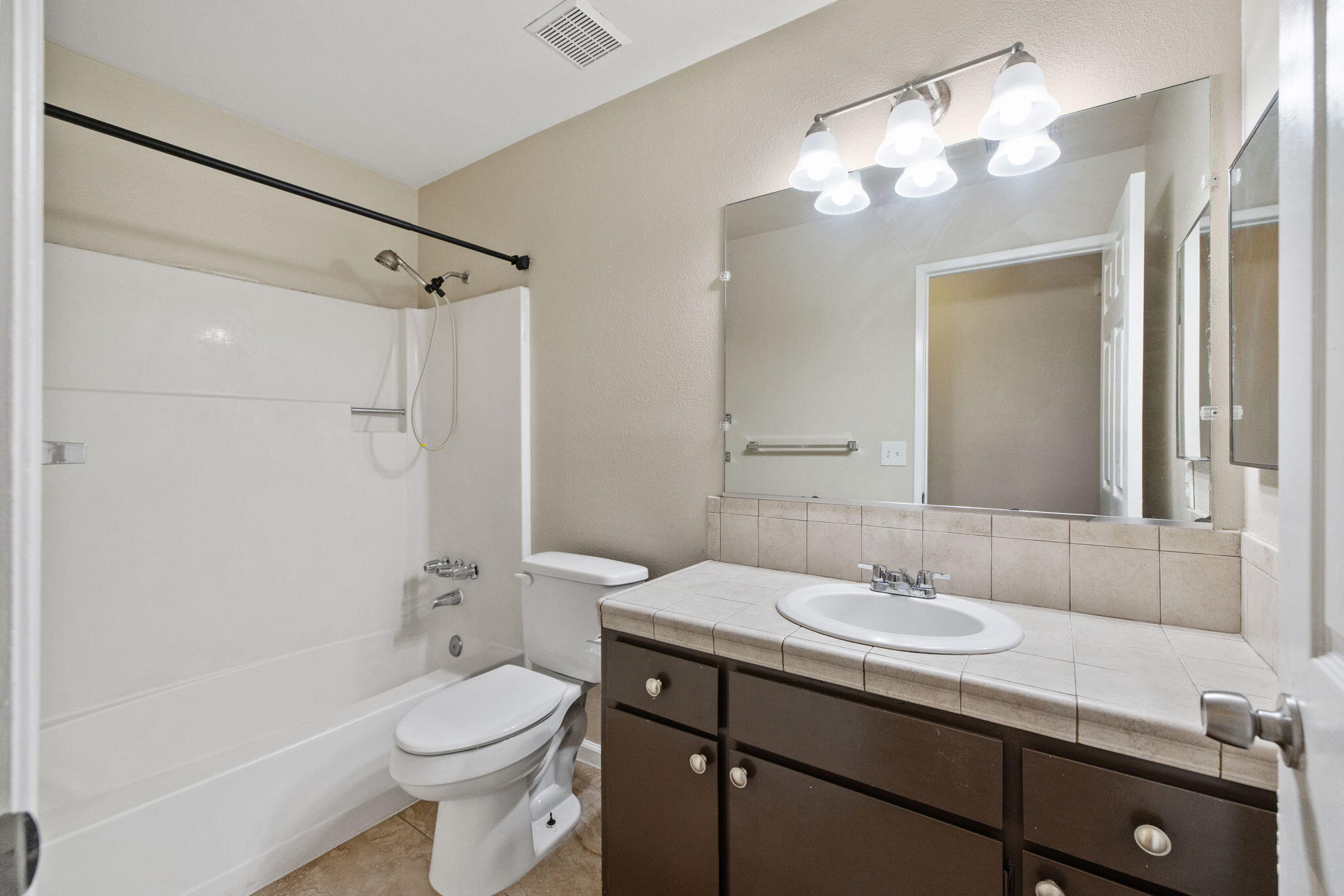 722 W Dove Ct, Visalia, CA 93291