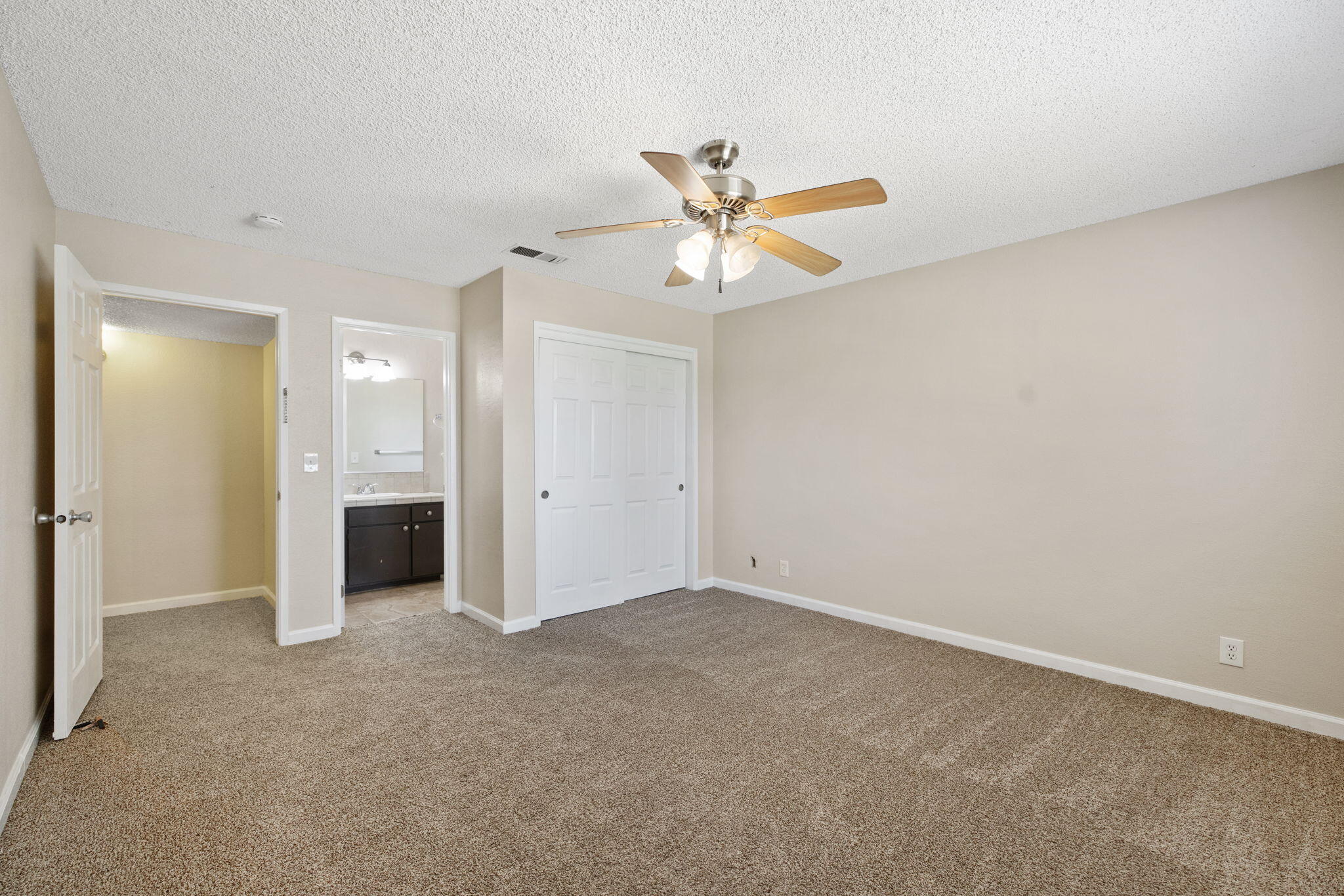 722 W Dove Ct, Visalia, CA 93291