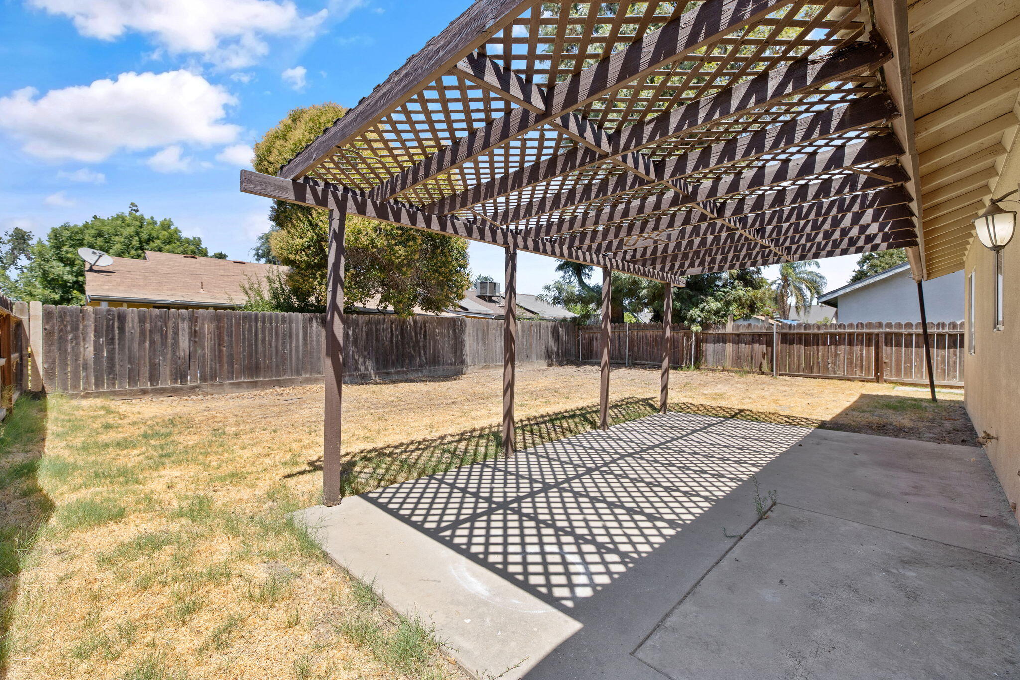 722 W Dove Ct, Visalia, CA 93291