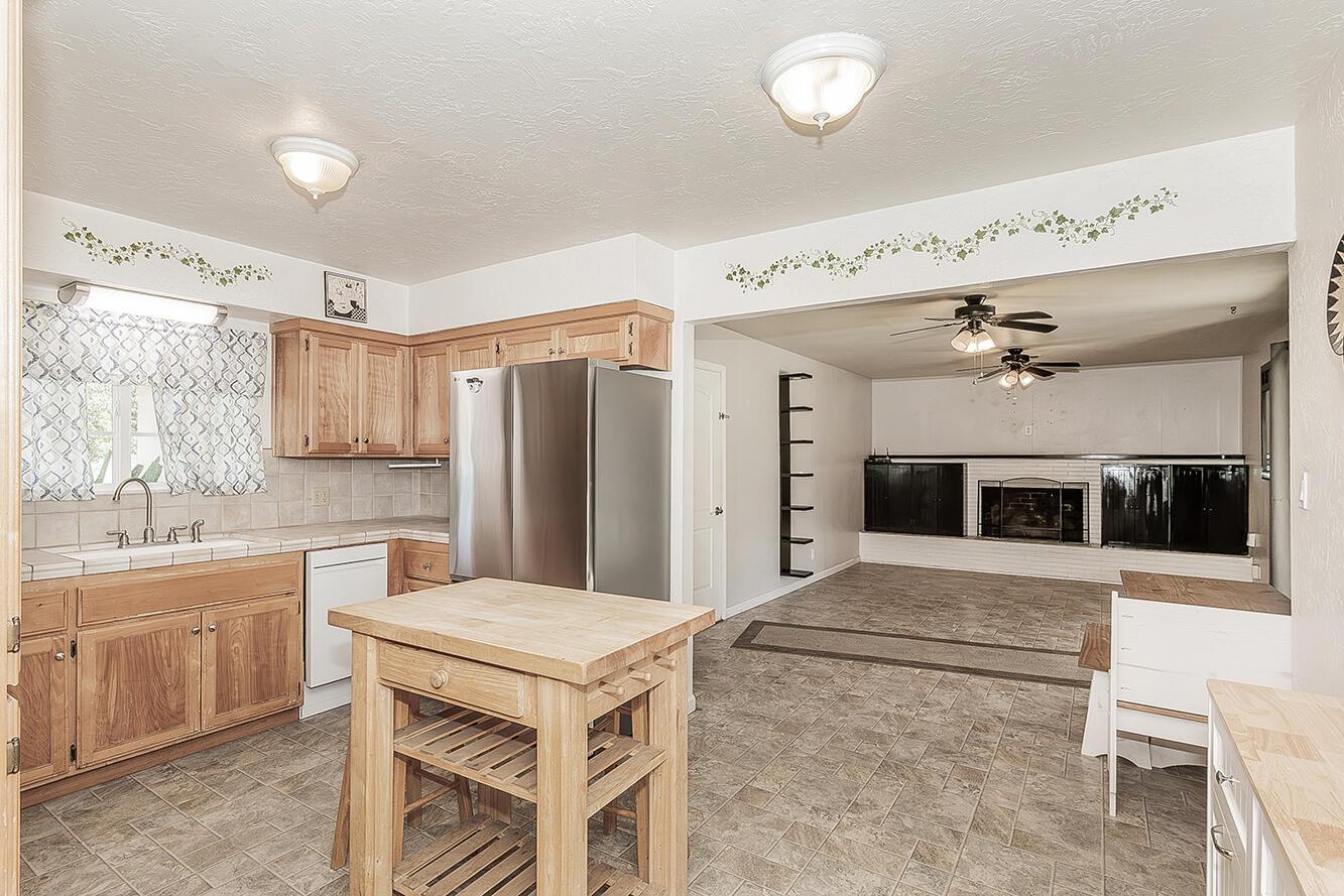 2014 N Kensington Way, Hanford, CA 93230