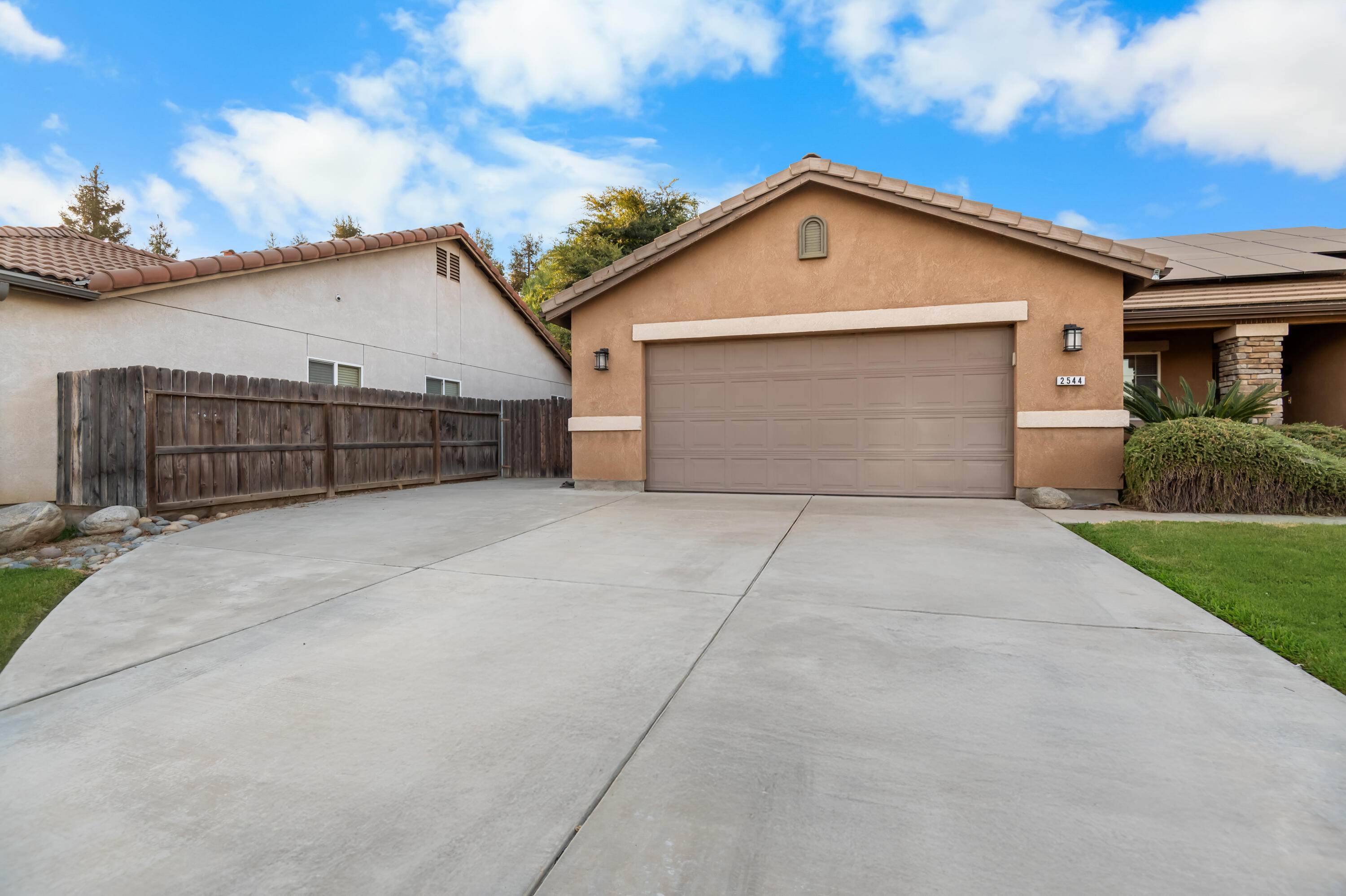 2544 E Arlen Ct, Visalia, CA 93292