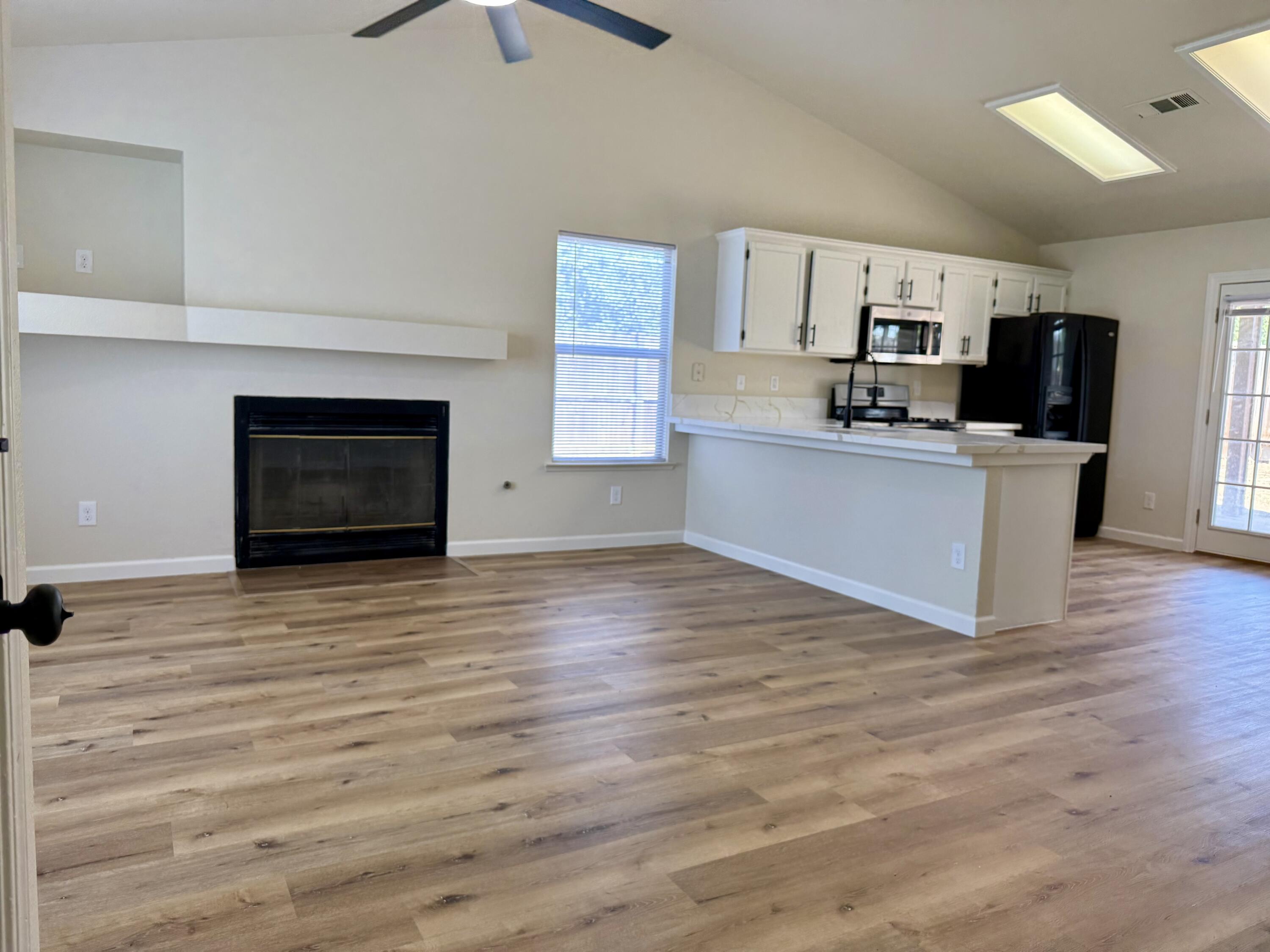 996 W Petunia St, Farmersville, CA 93223