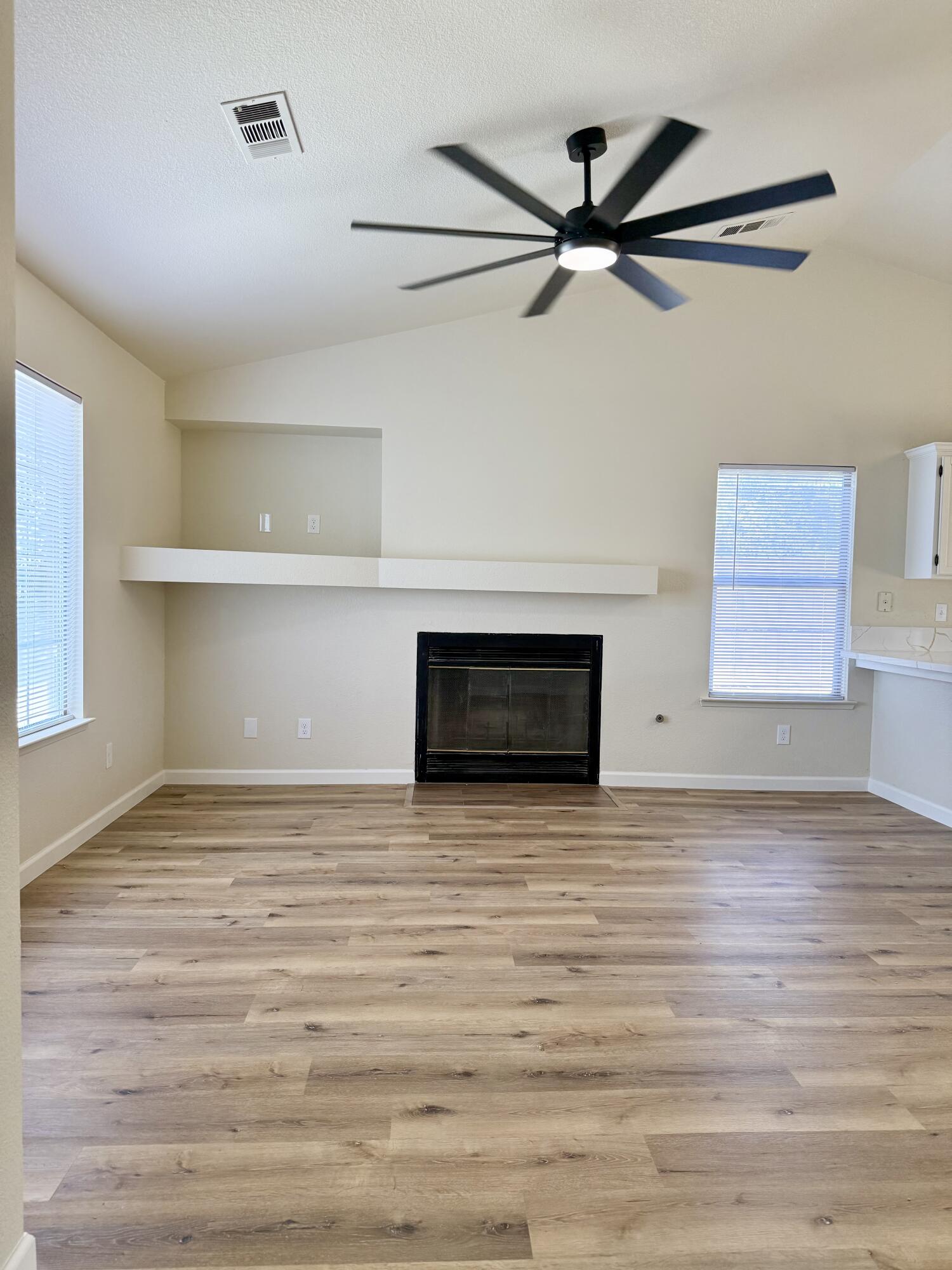 996 W Petunia St, Farmersville, CA 93223