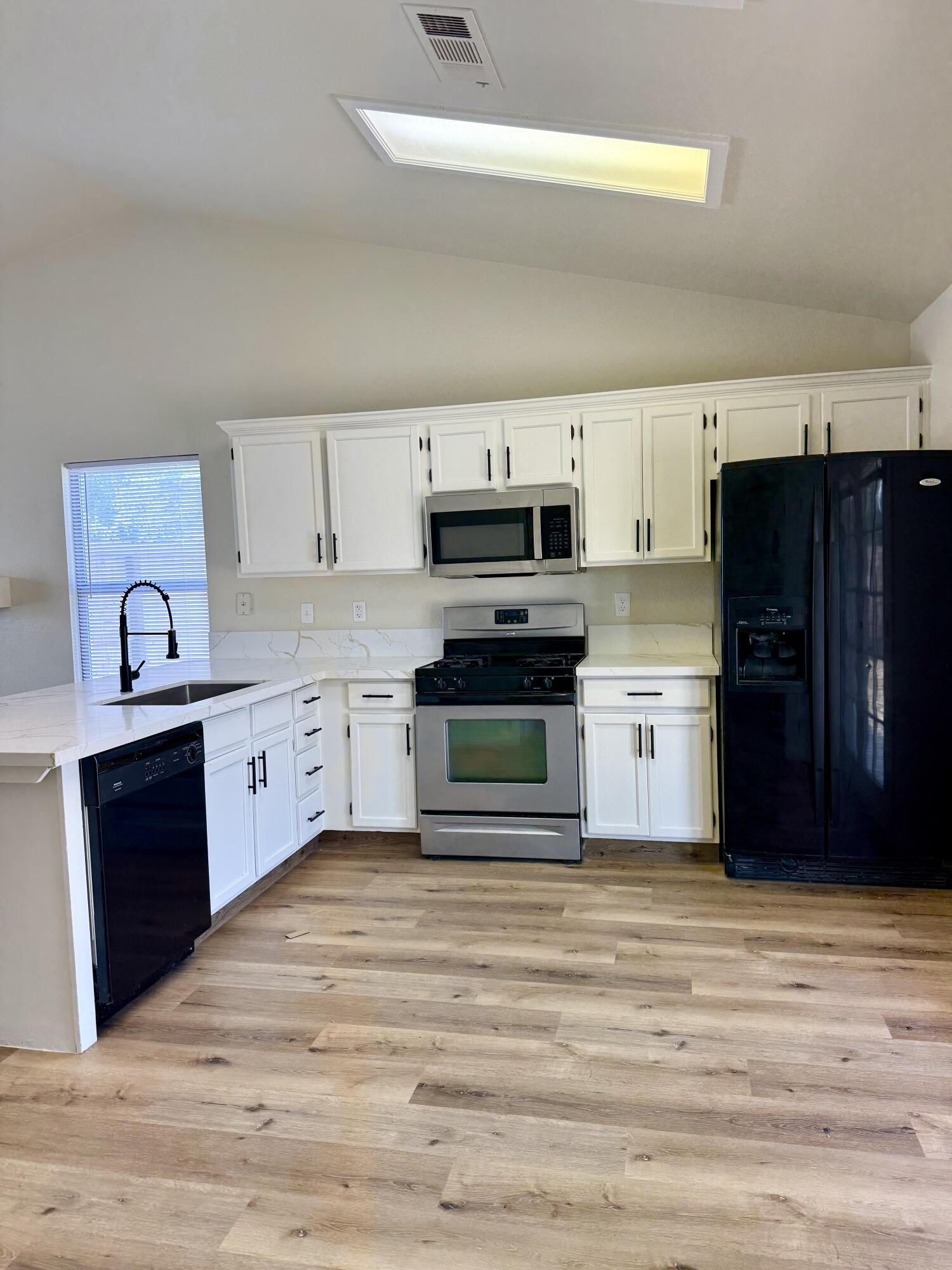 996 W Petunia St, Farmersville, CA 93223