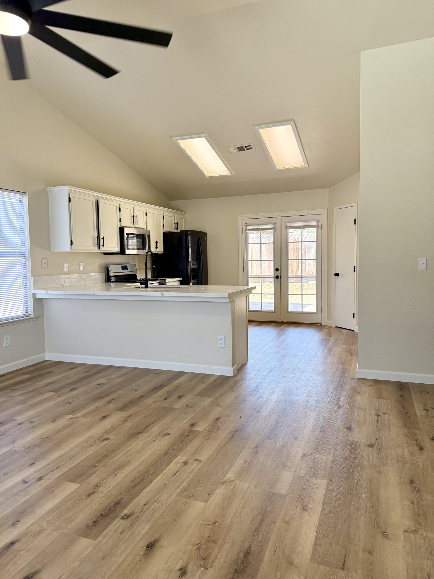 996 W Petunia St, Farmersville, CA 93223
