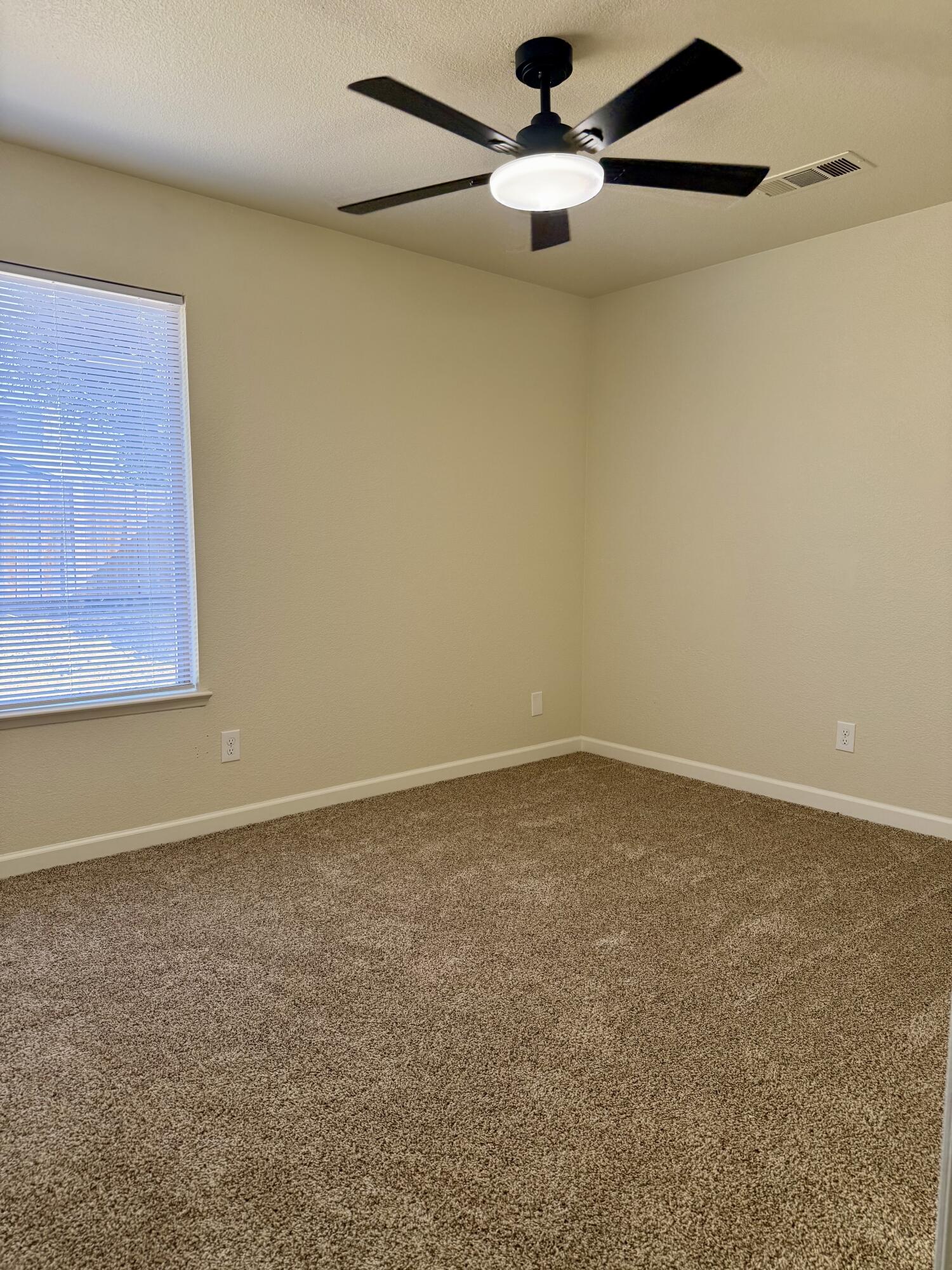 996 W Petunia St, Farmersville, CA 93223
