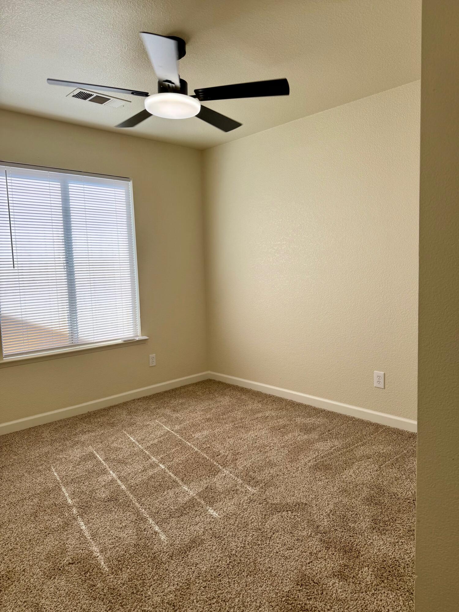 996 W Petunia St, Farmersville, CA 93223