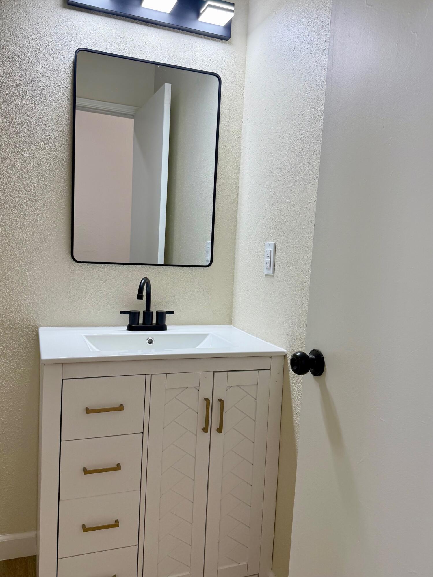 996 W Petunia St, Farmersville, CA 93223