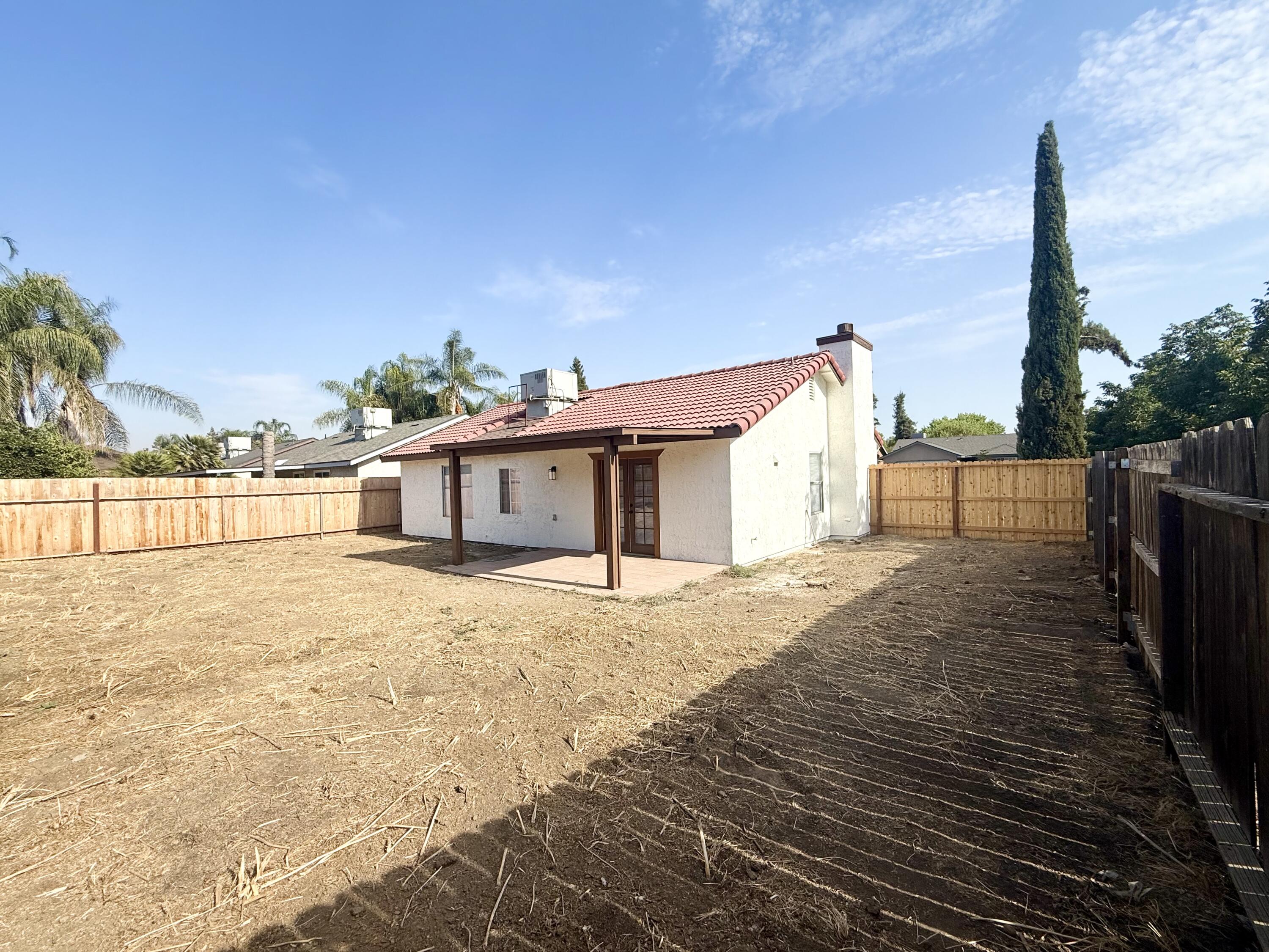 996 W Petunia St, Farmersville, CA 93223