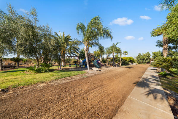 38368 Road 132, Cutler, CA 93615