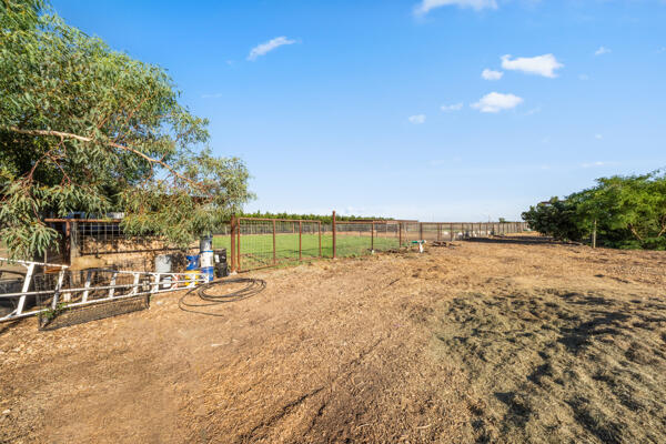 38368 Road 132, Cutler, CA 93615