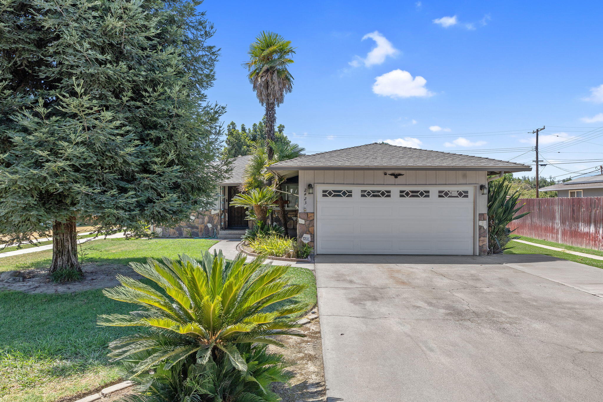 2423 S Locust St, Visalia, CA 93277