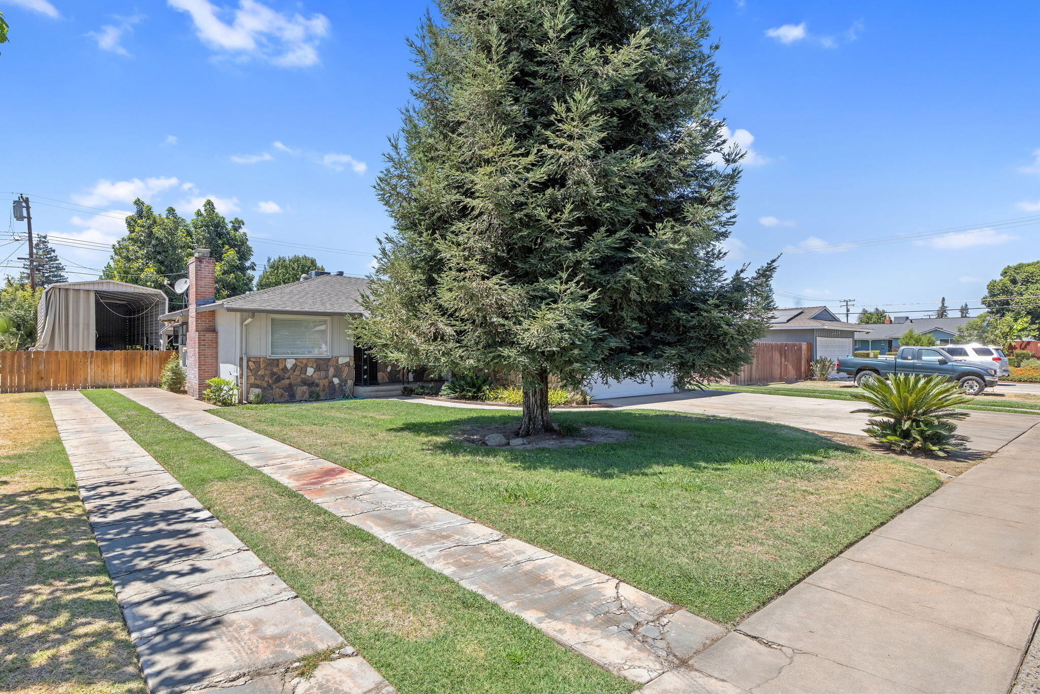 2423 S Locust St, Visalia, CA 93277