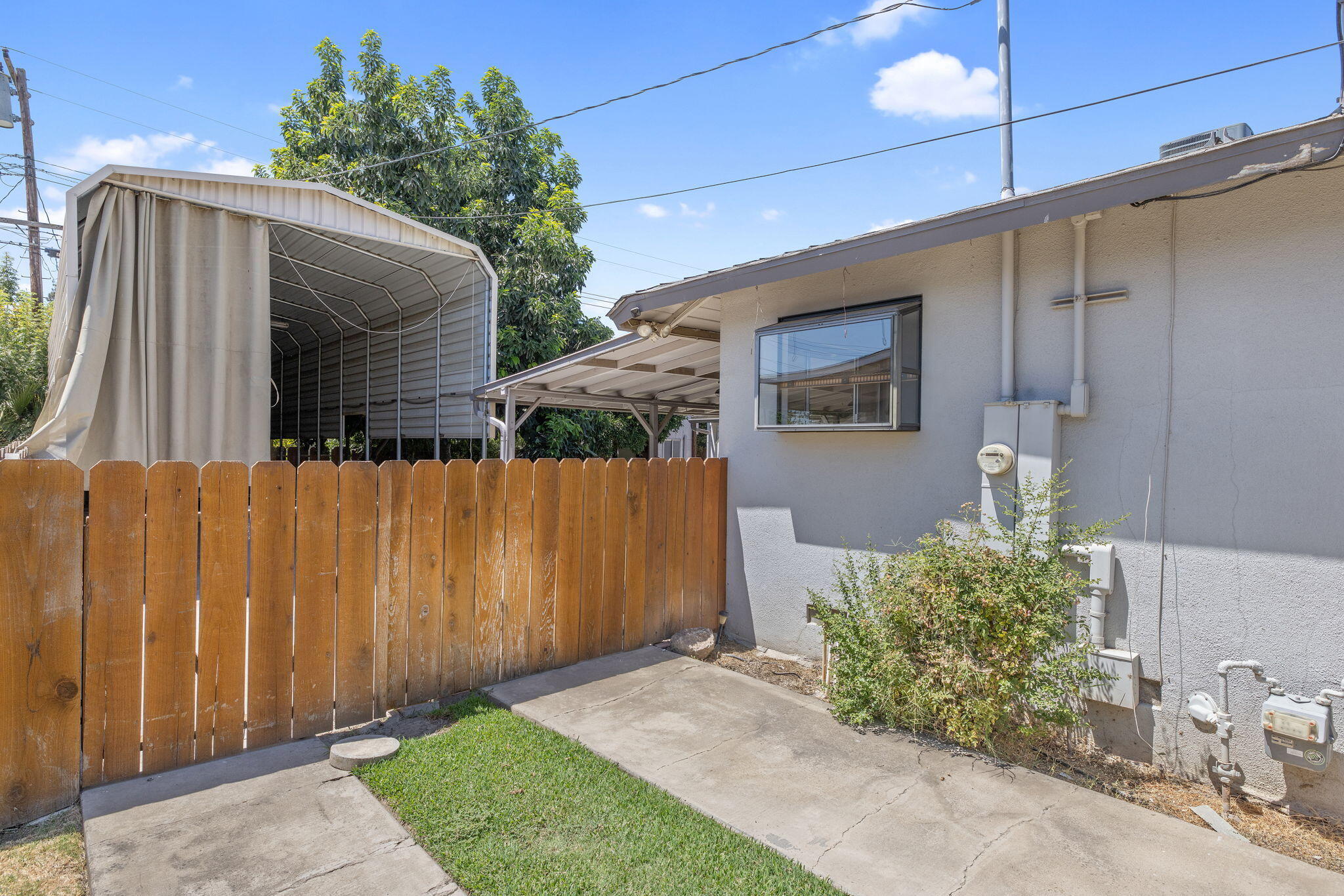 2423 S Locust St, Visalia, CA 93277
