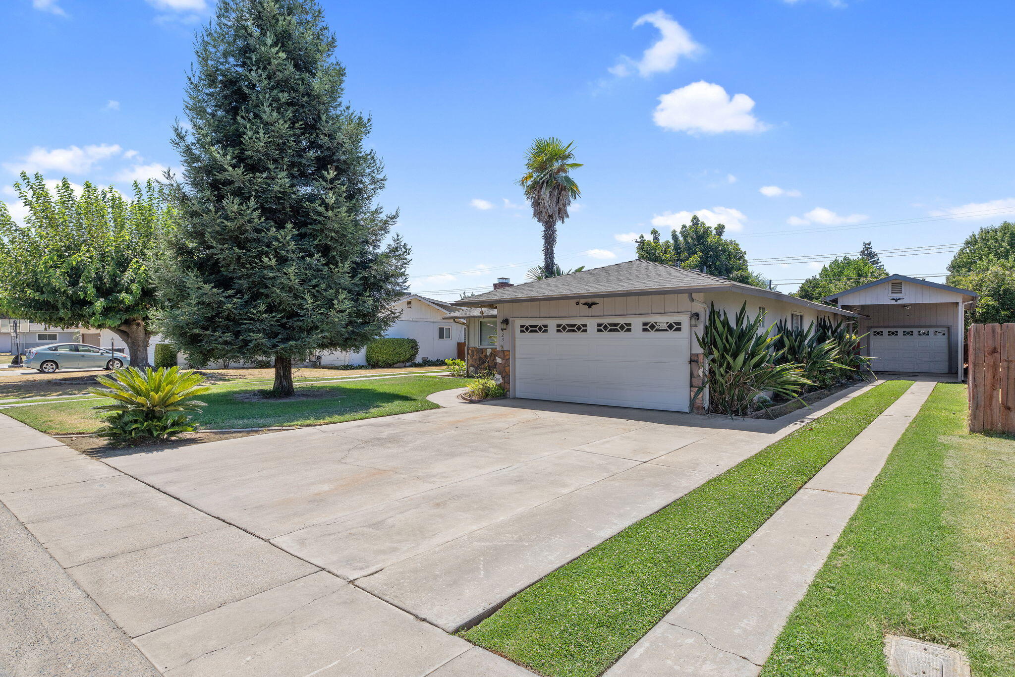2423 S Locust St, Visalia, CA 93277