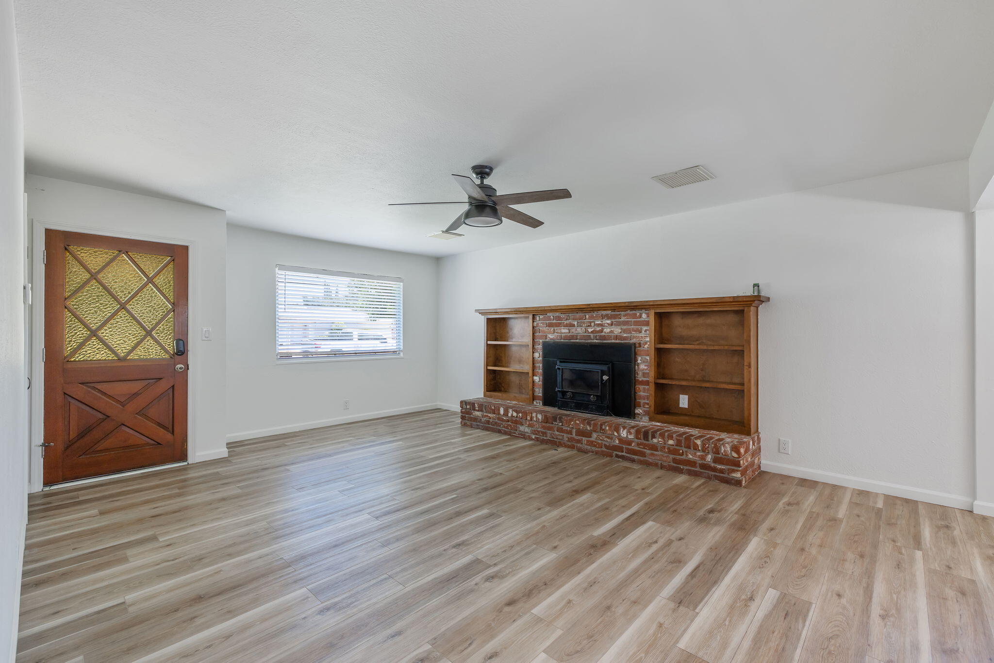 2423 S Locust St, Visalia, CA 93277