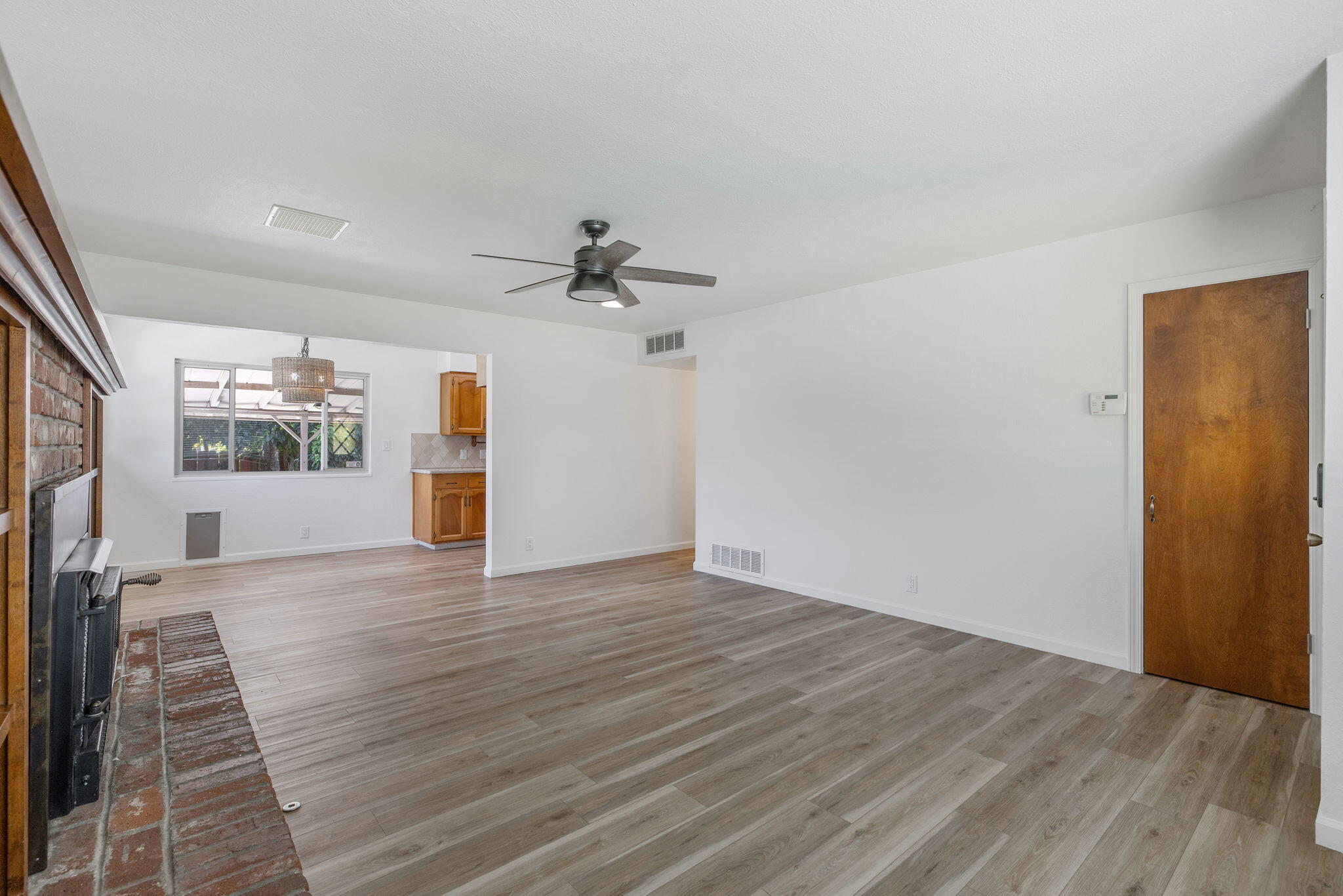 2423 S Locust St, Visalia, CA 93277