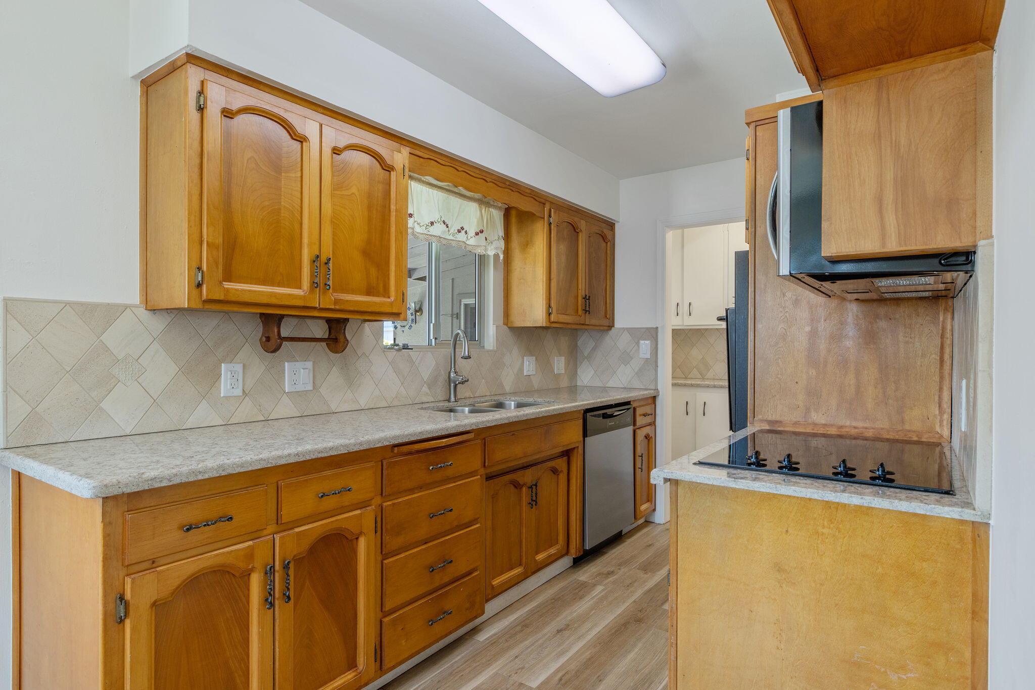 2423 S Locust St, Visalia, CA 93277