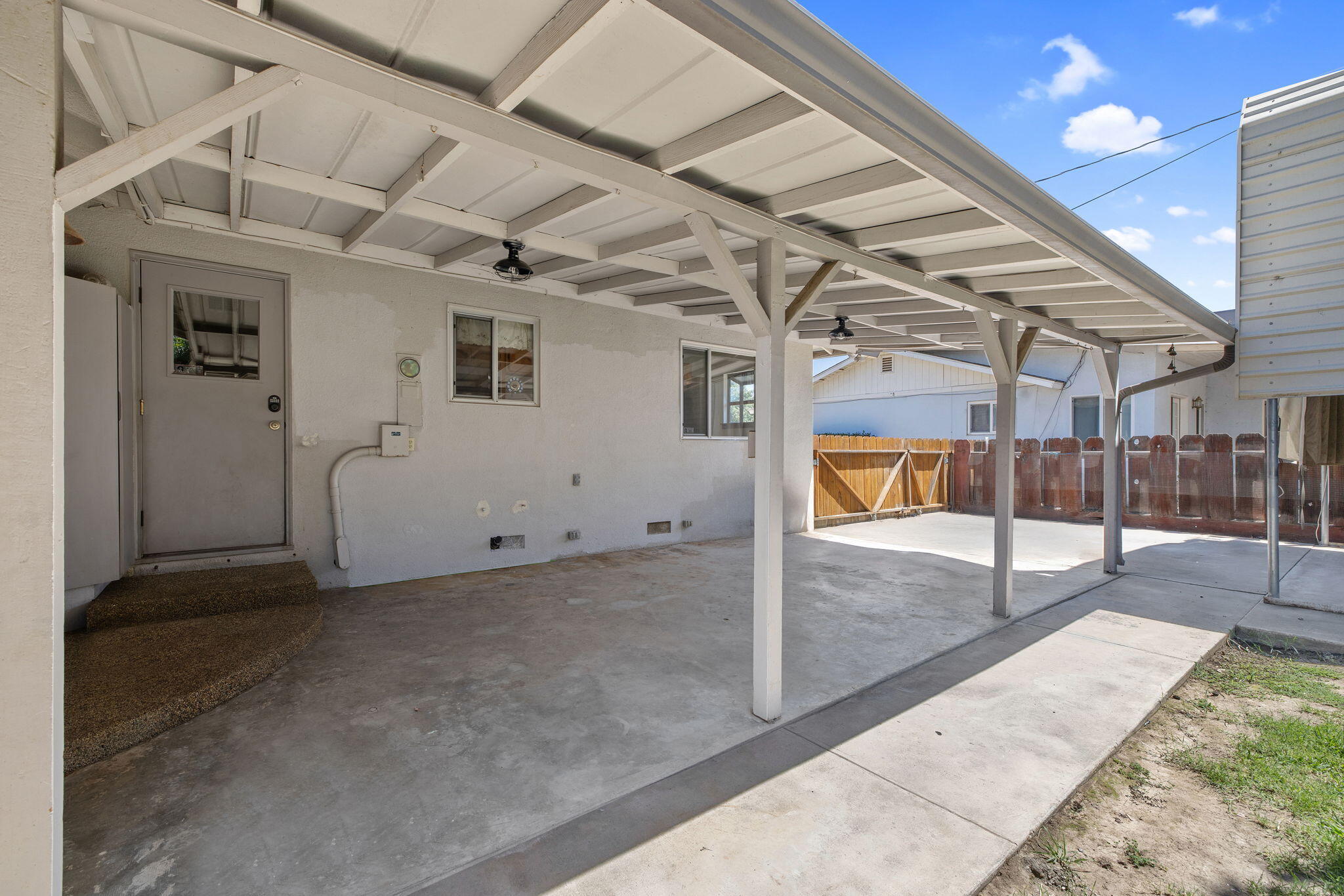 2423 S Locust St, Visalia, CA 93277