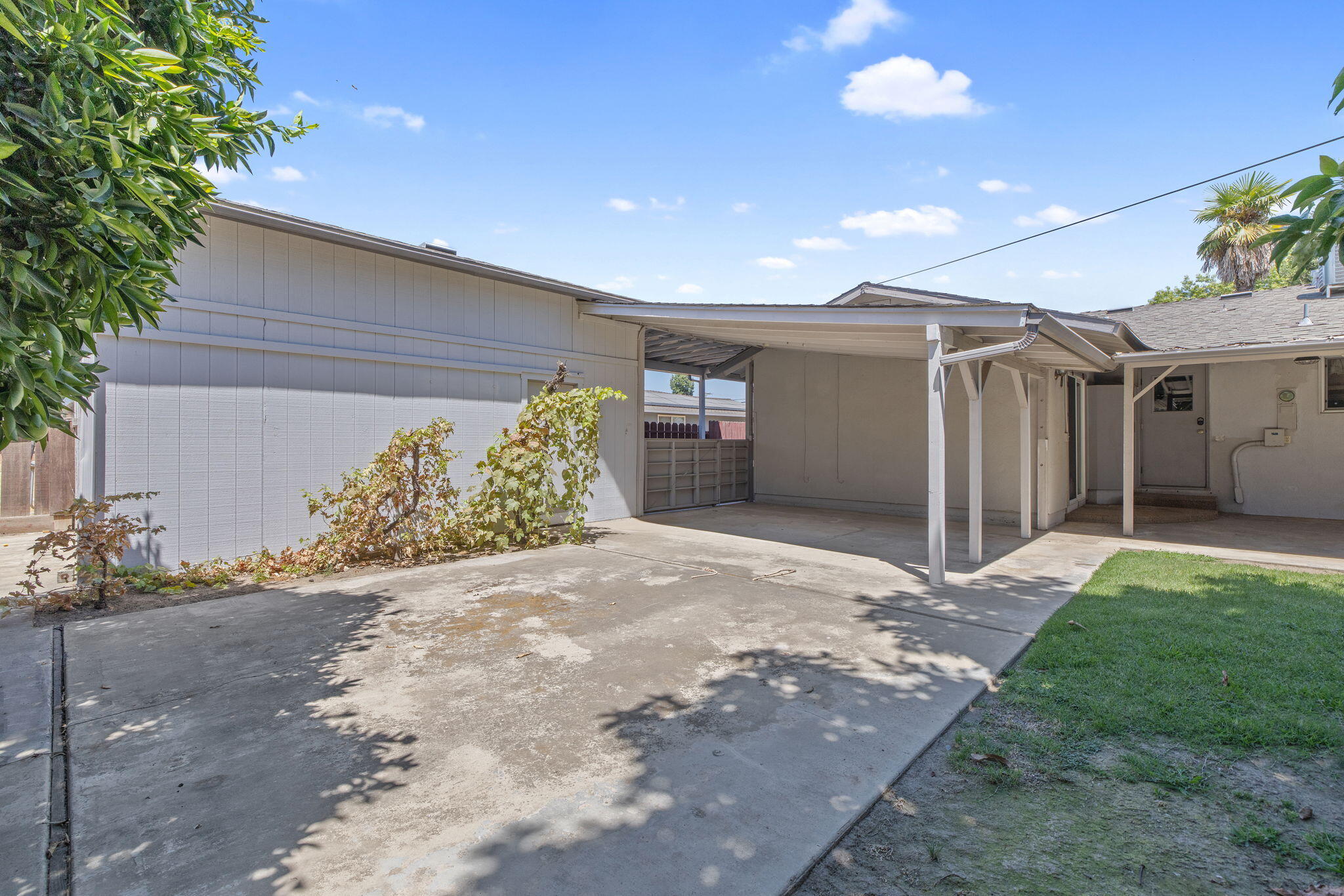 2423 S Locust St, Visalia, CA 93277