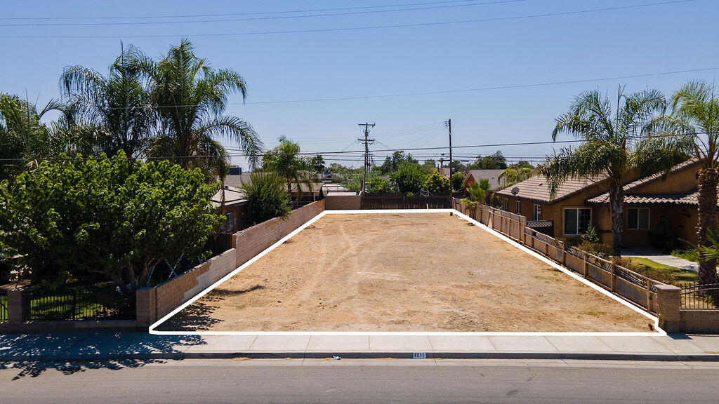 1211 E Planz Rd, Bakersfield, CA 93307