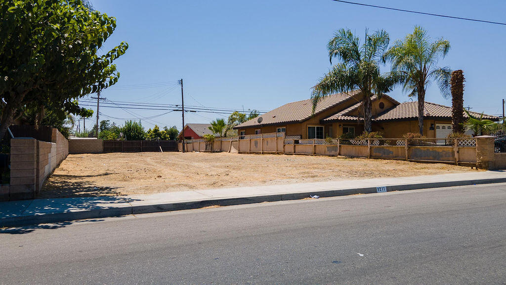 1211 E Planz Rd, Bakersfield, CA 93307