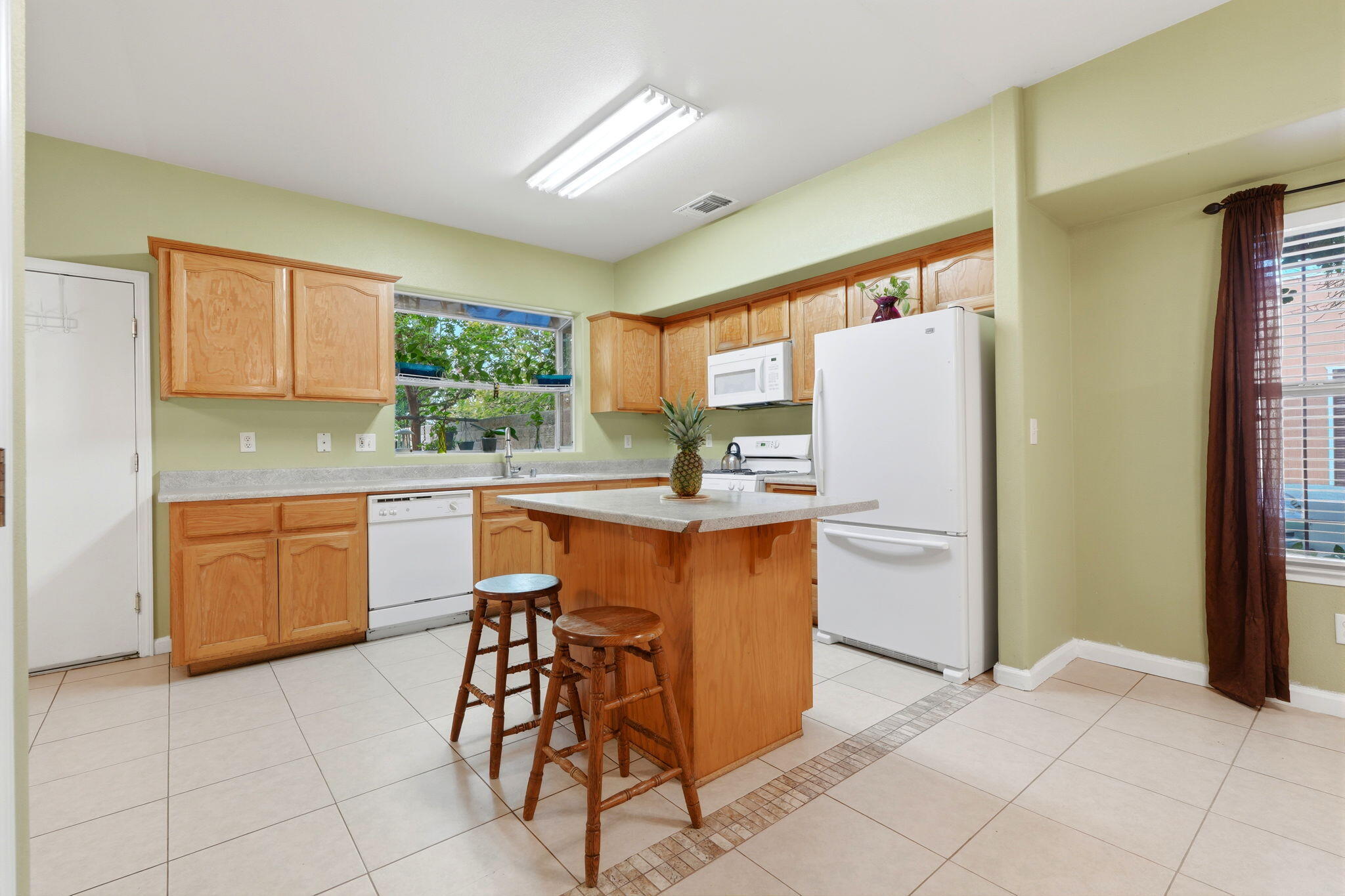 201 N Sweetbriar Ave, Lindsay, CA 93247