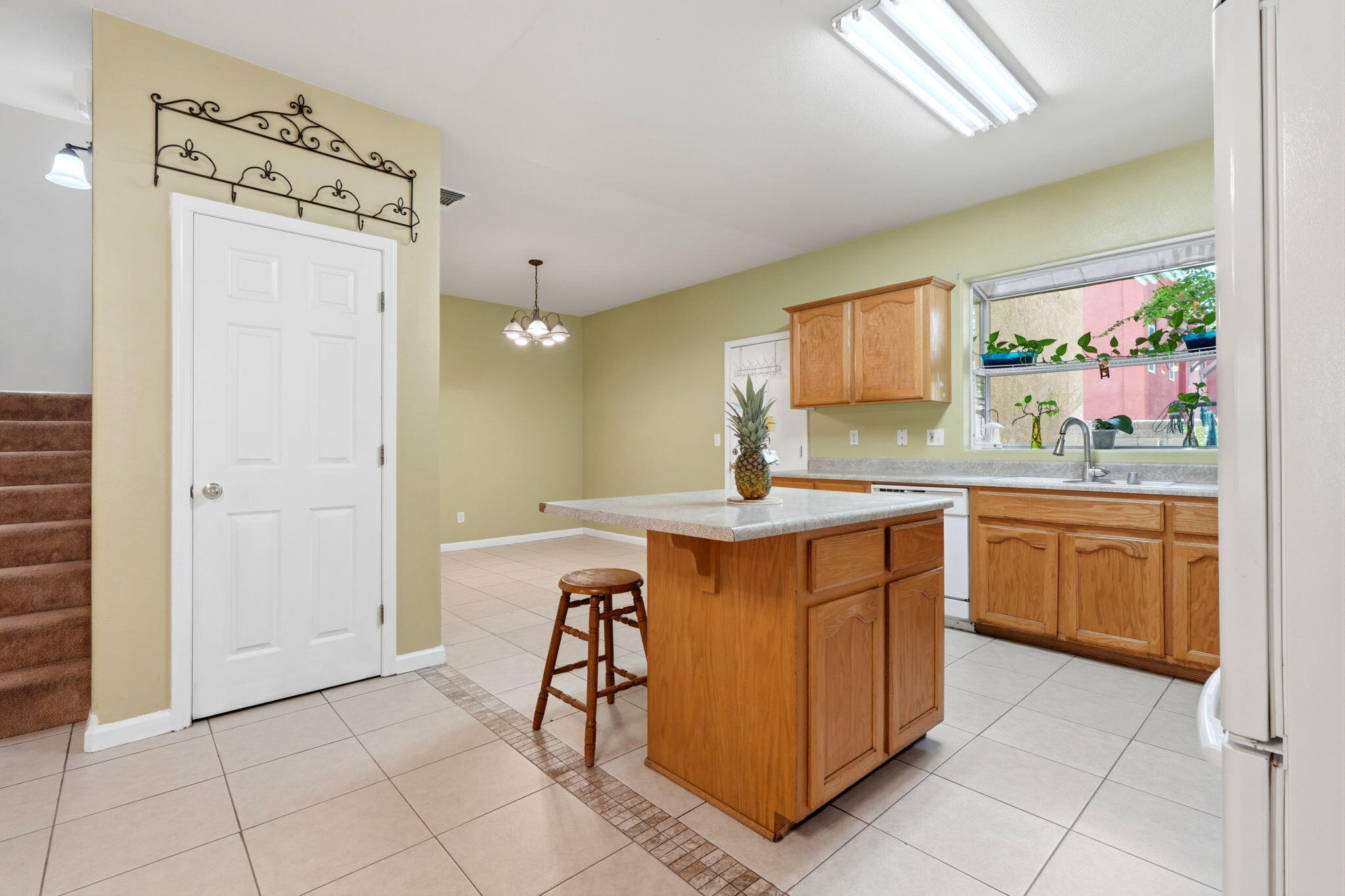 201 N Sweetbriar Ave, Lindsay, CA 93247