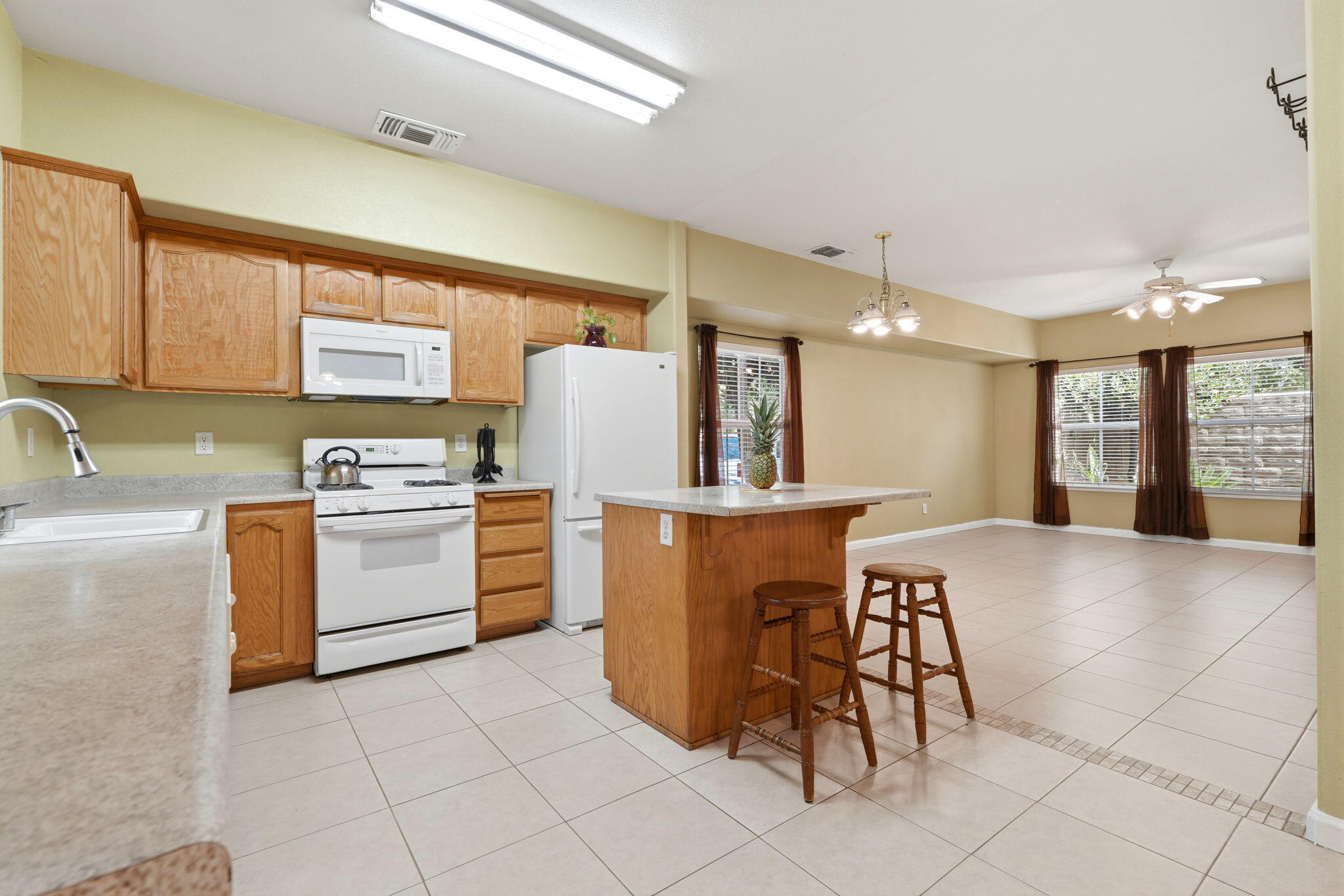 201 N Sweetbriar Ave, Lindsay, CA 93247