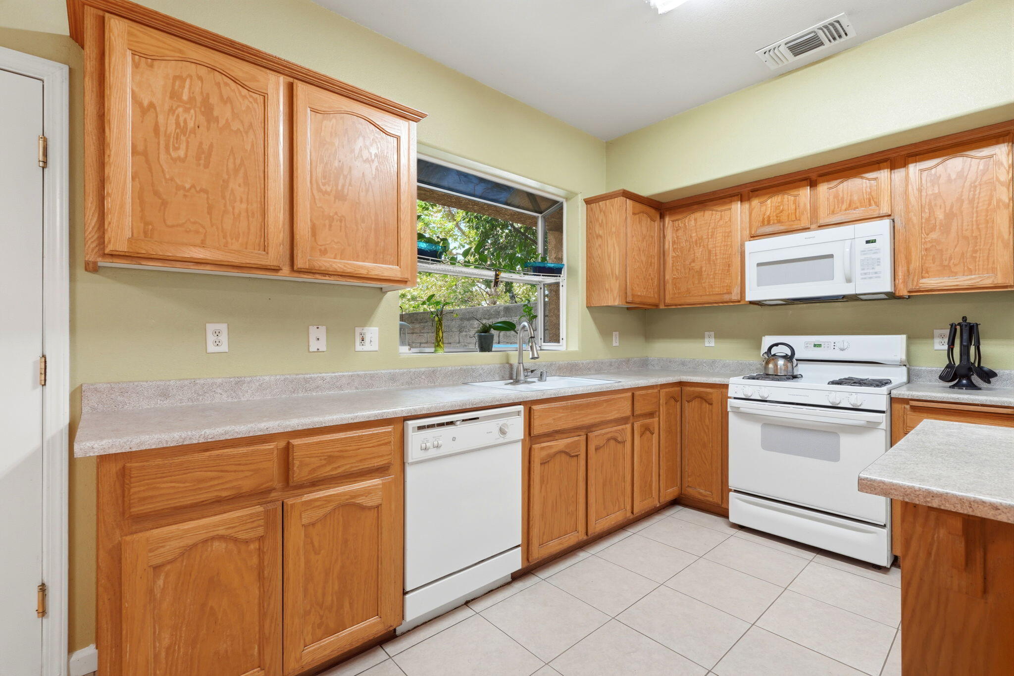 201 N Sweetbriar Ave, Lindsay, CA 93247