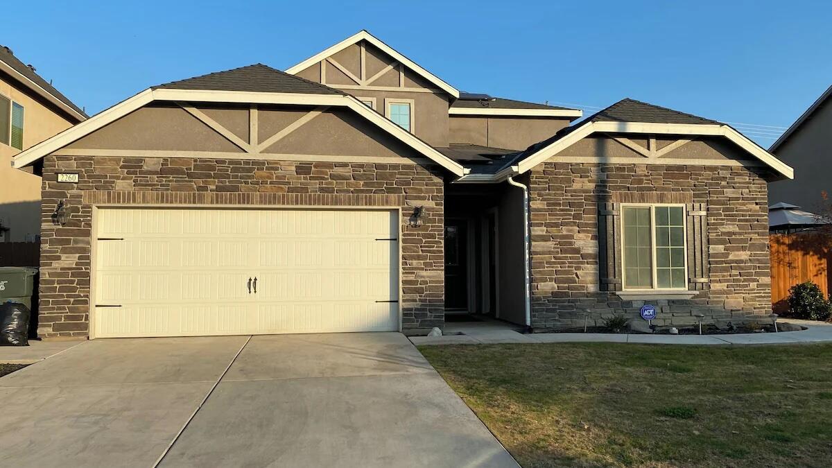 2260 N Shady St, Visalia, CA 93291