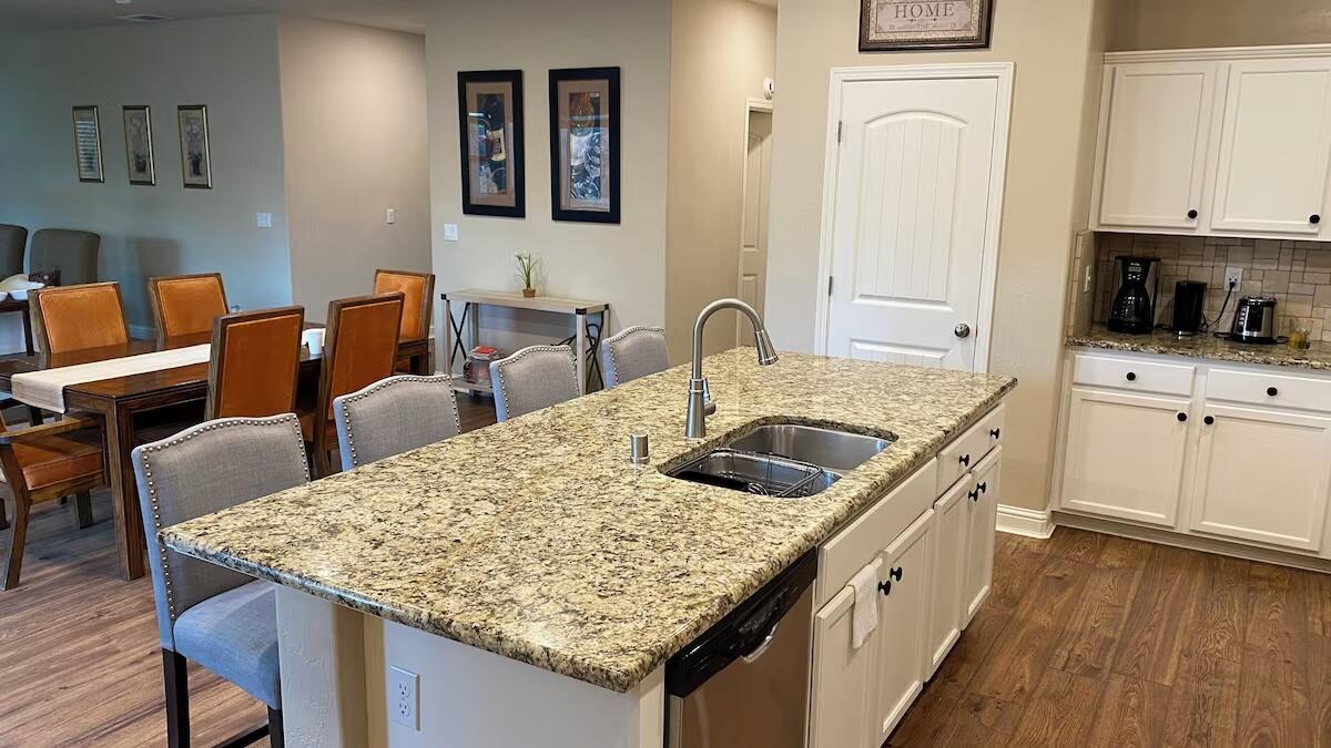 2260 N Shady St, Visalia, CA 93291