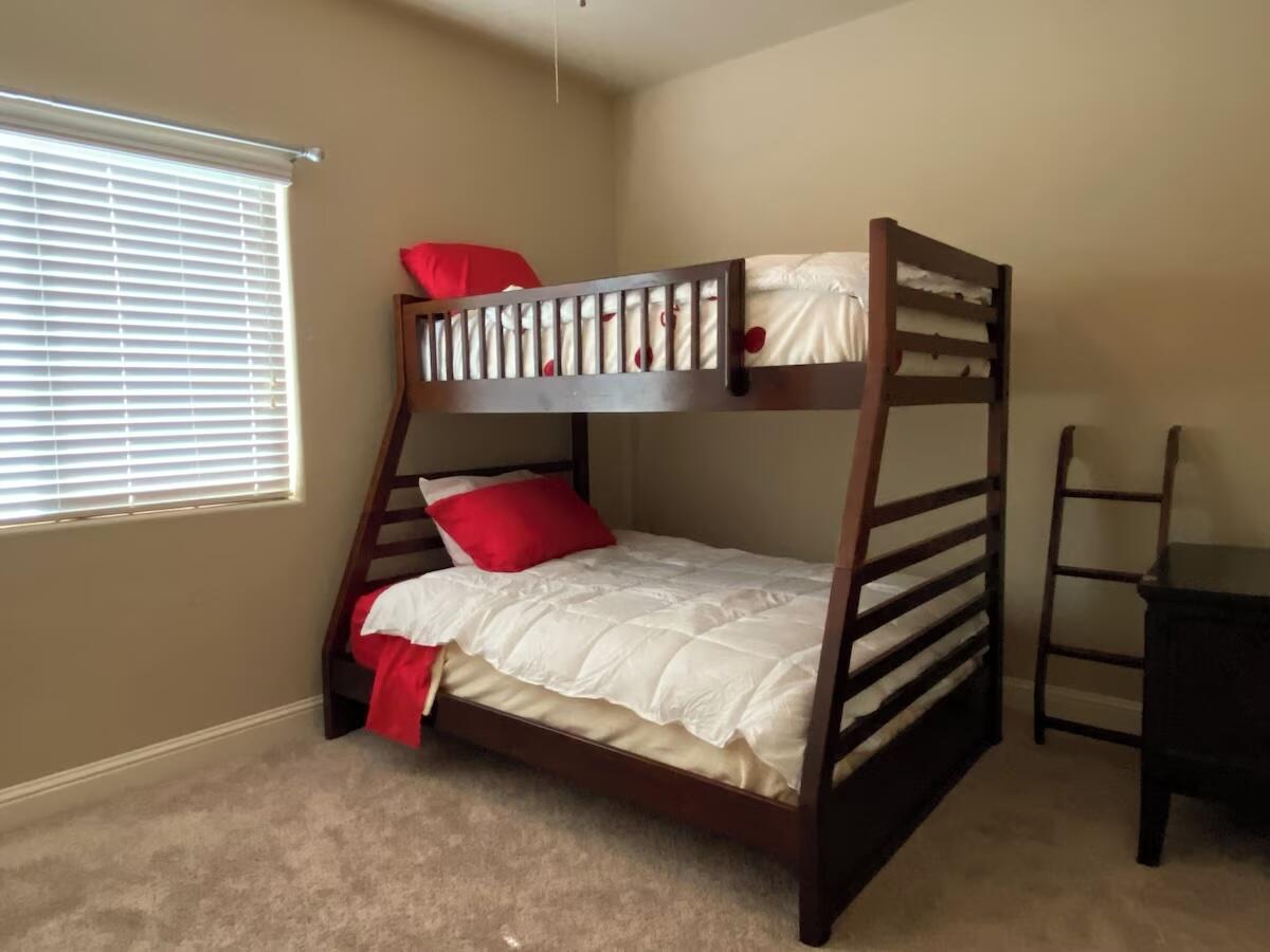 2260 N Shady St, Visalia, CA 93291
