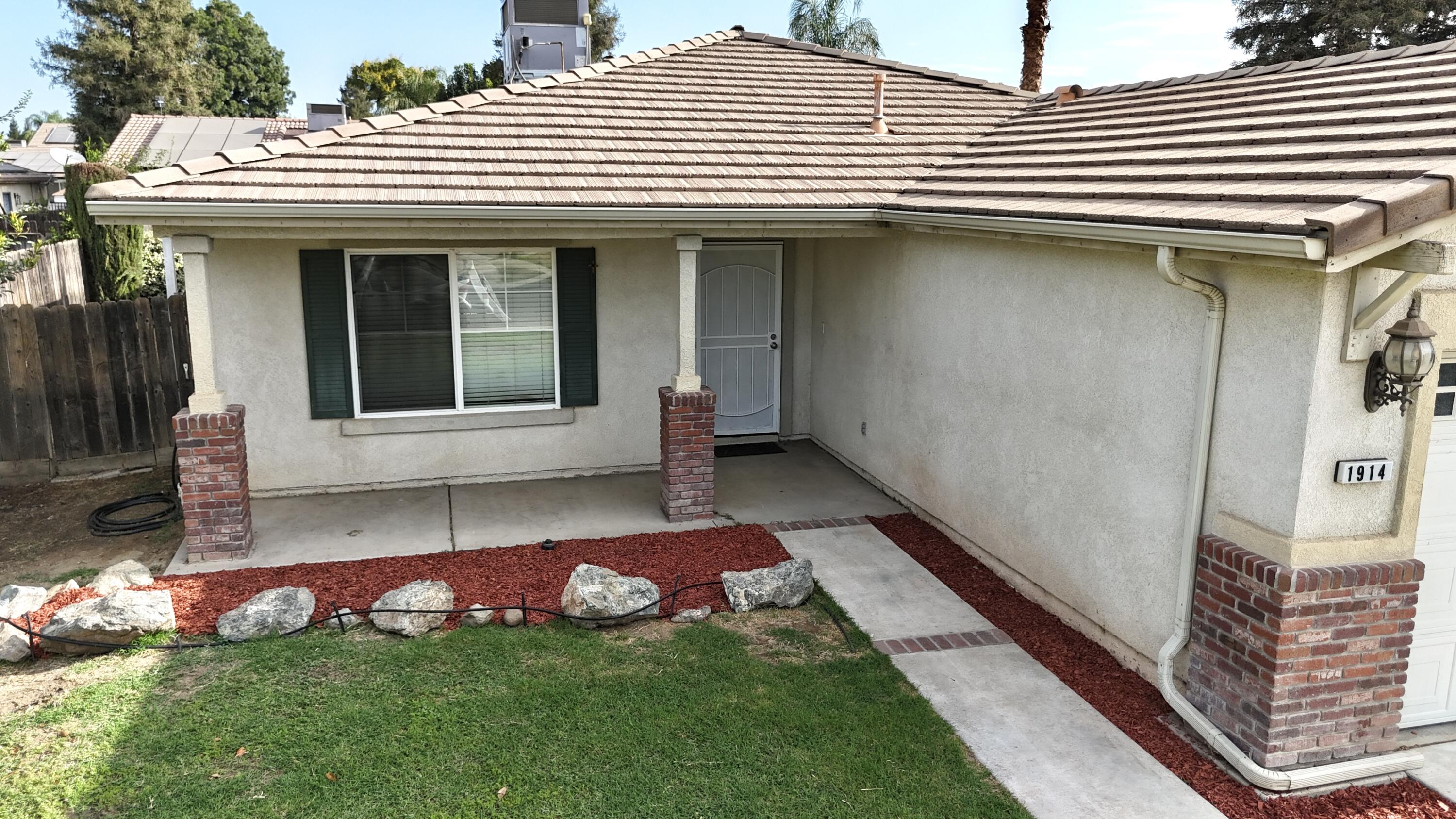 1914 Pioneer Ave, Porterville, CA 93257
