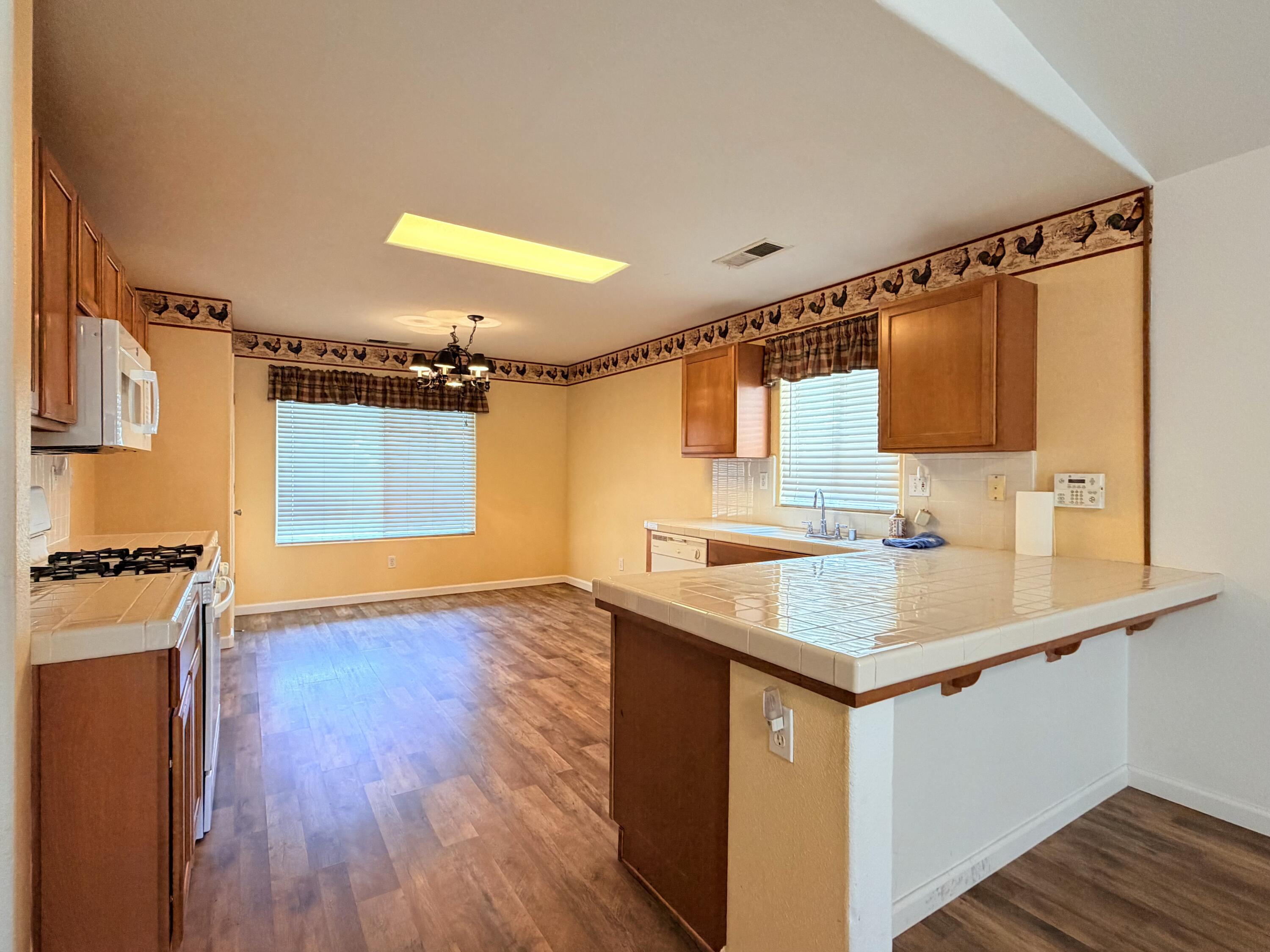 1914 Pioneer Ave, Porterville, CA 93257