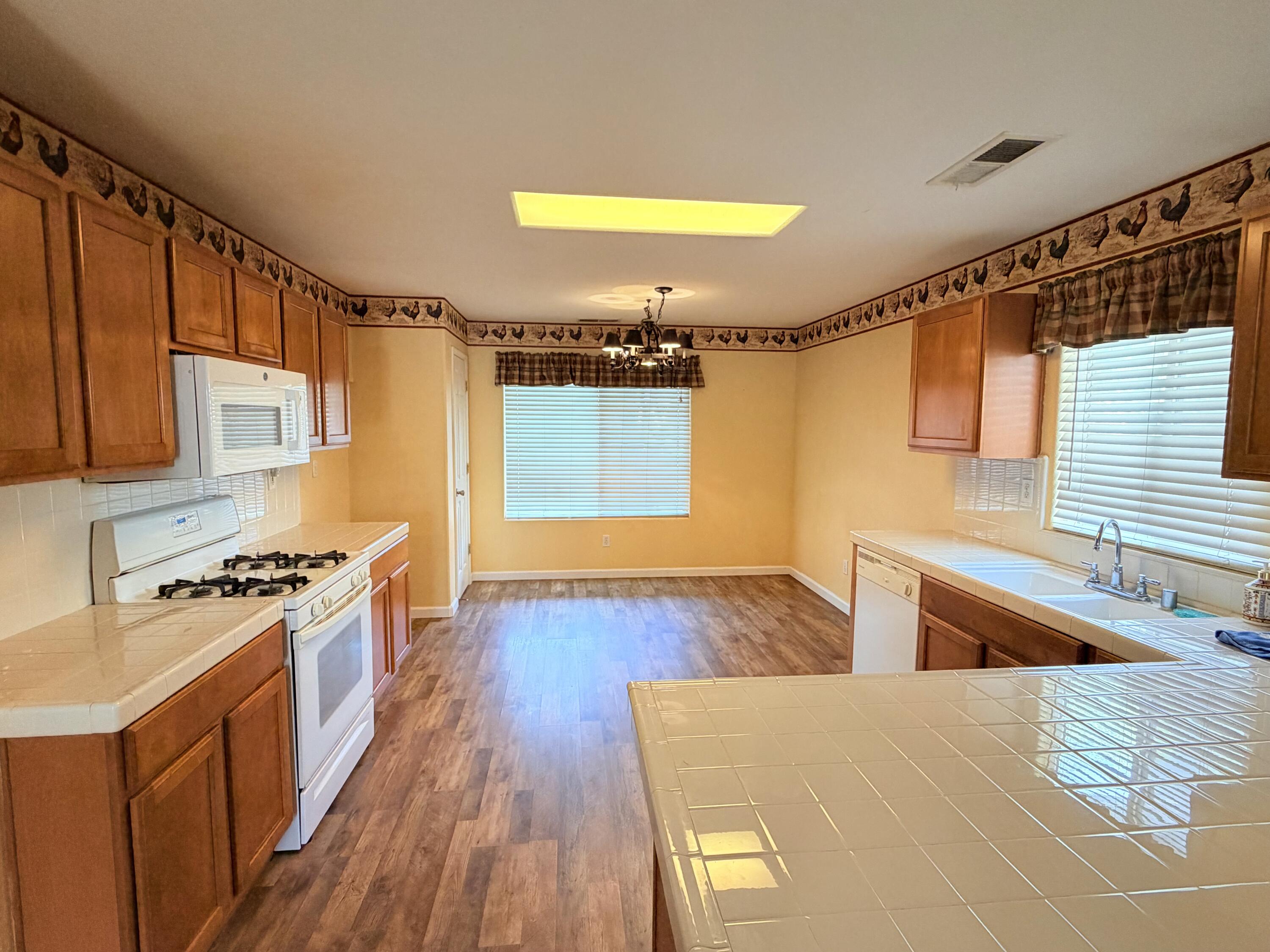 1914 Pioneer Ave, Porterville, CA 93257