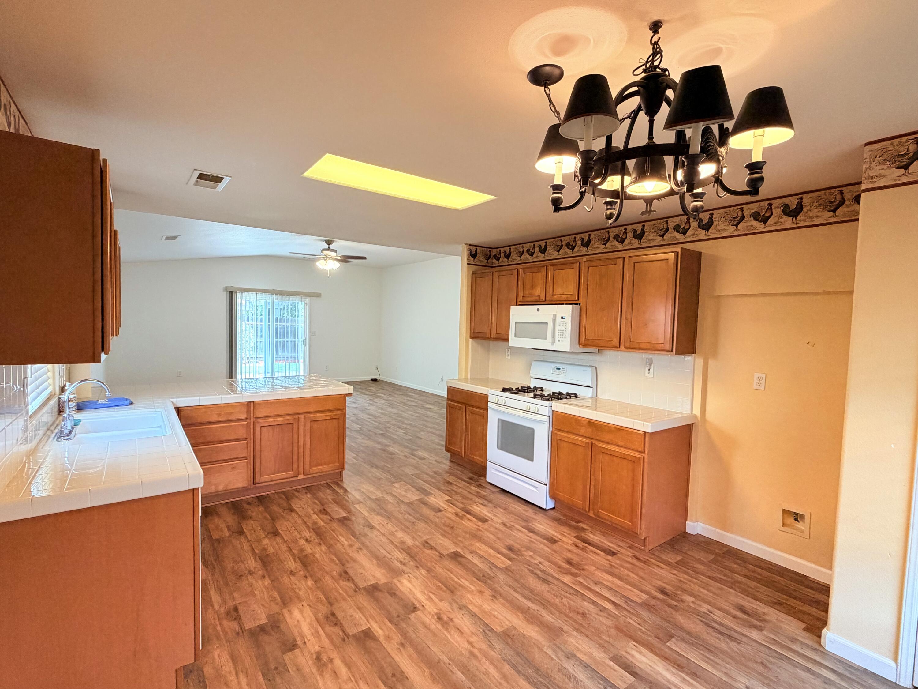 1914 Pioneer Ave, Porterville, CA 93257