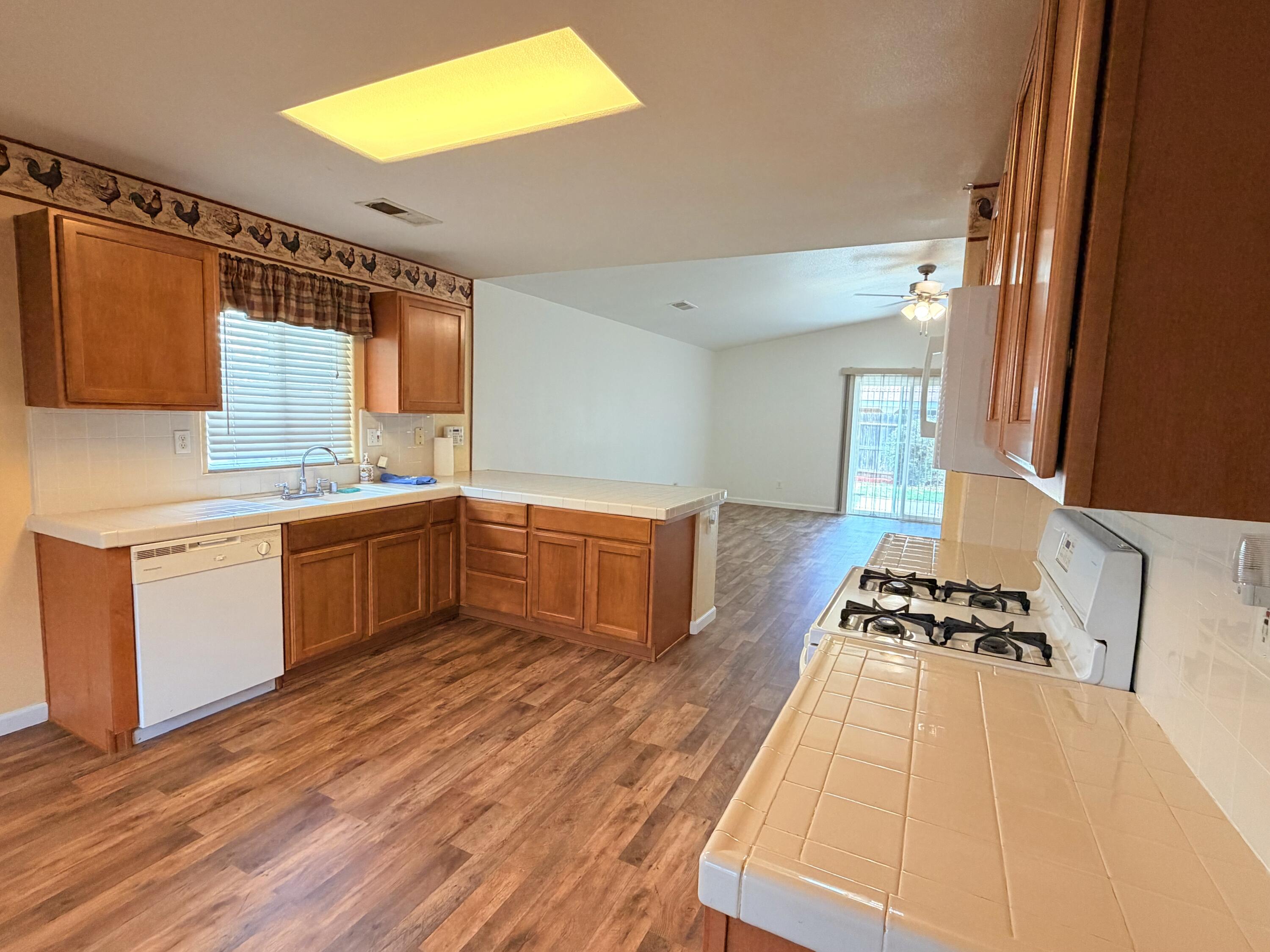 1914 Pioneer Ave, Porterville, CA 93257