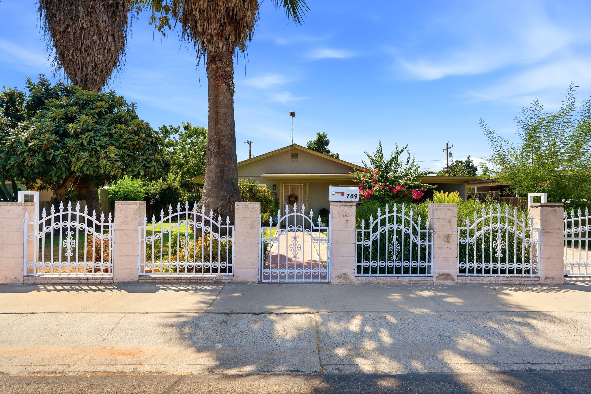769 N Pine St, Woodlake, CA 93286