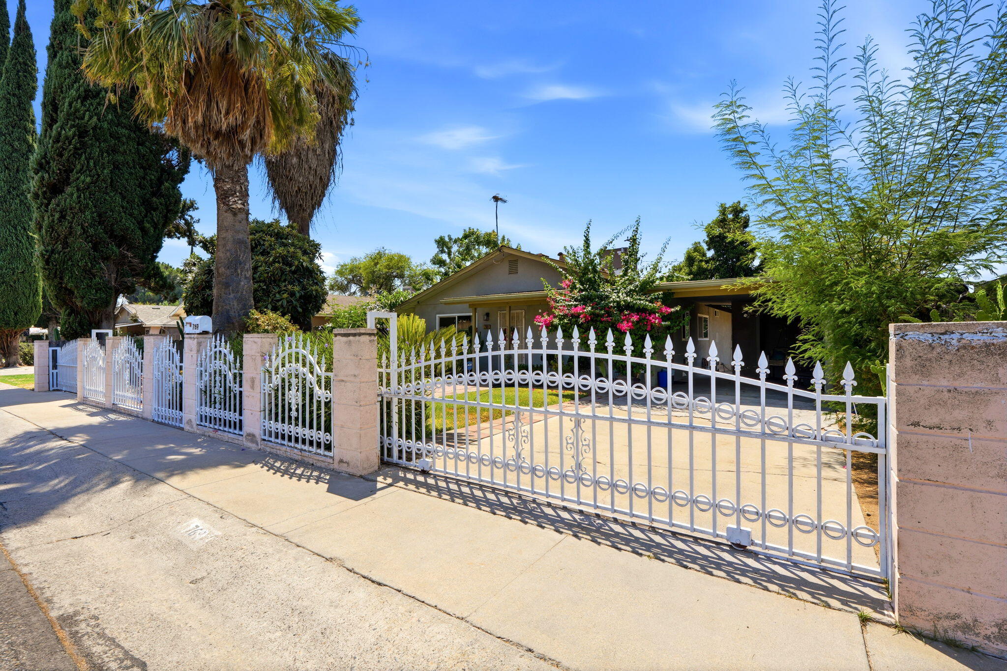 769 N Pine St, Woodlake, CA 93286