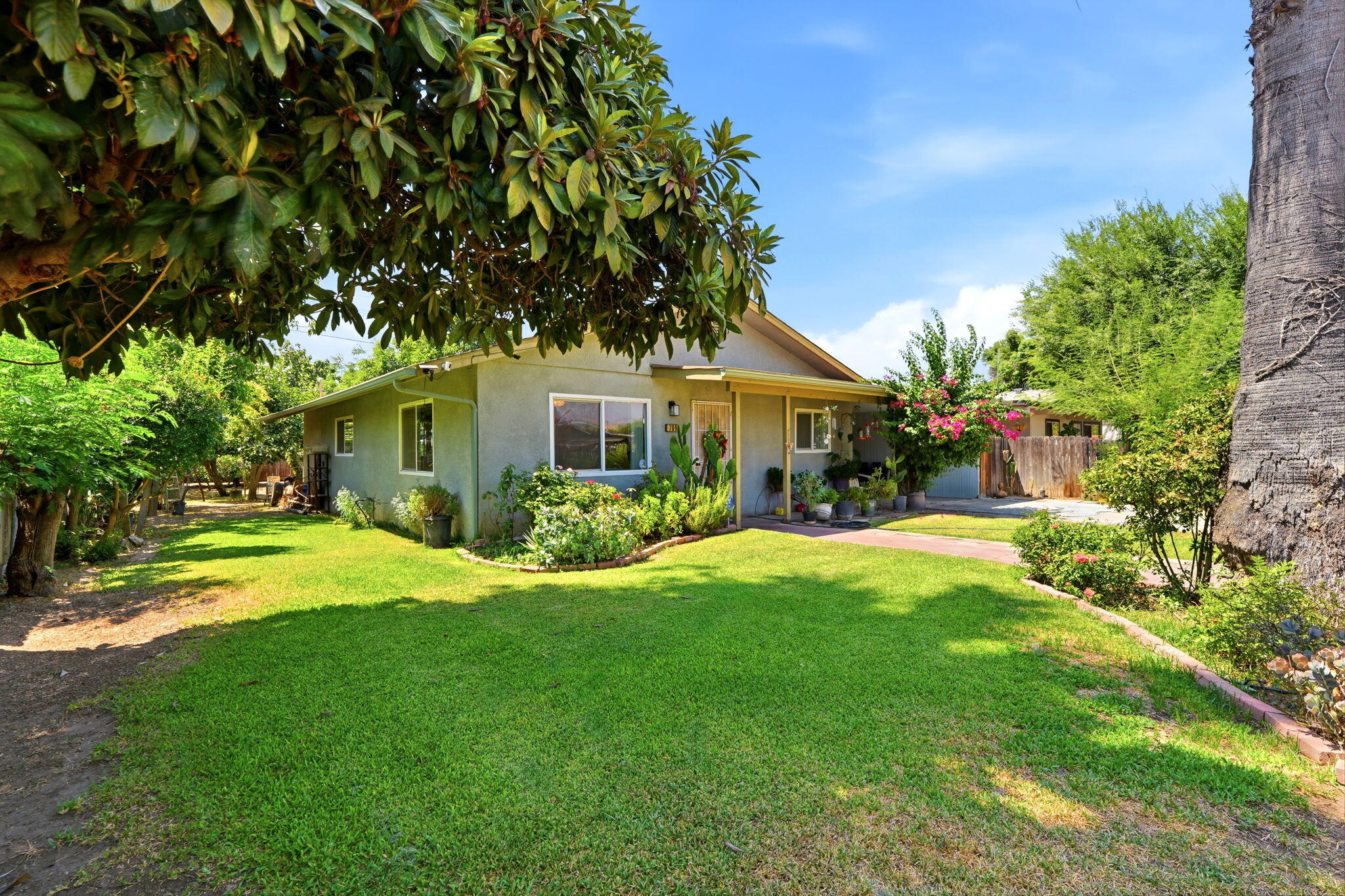 769 N Pine St, Woodlake, CA 93286