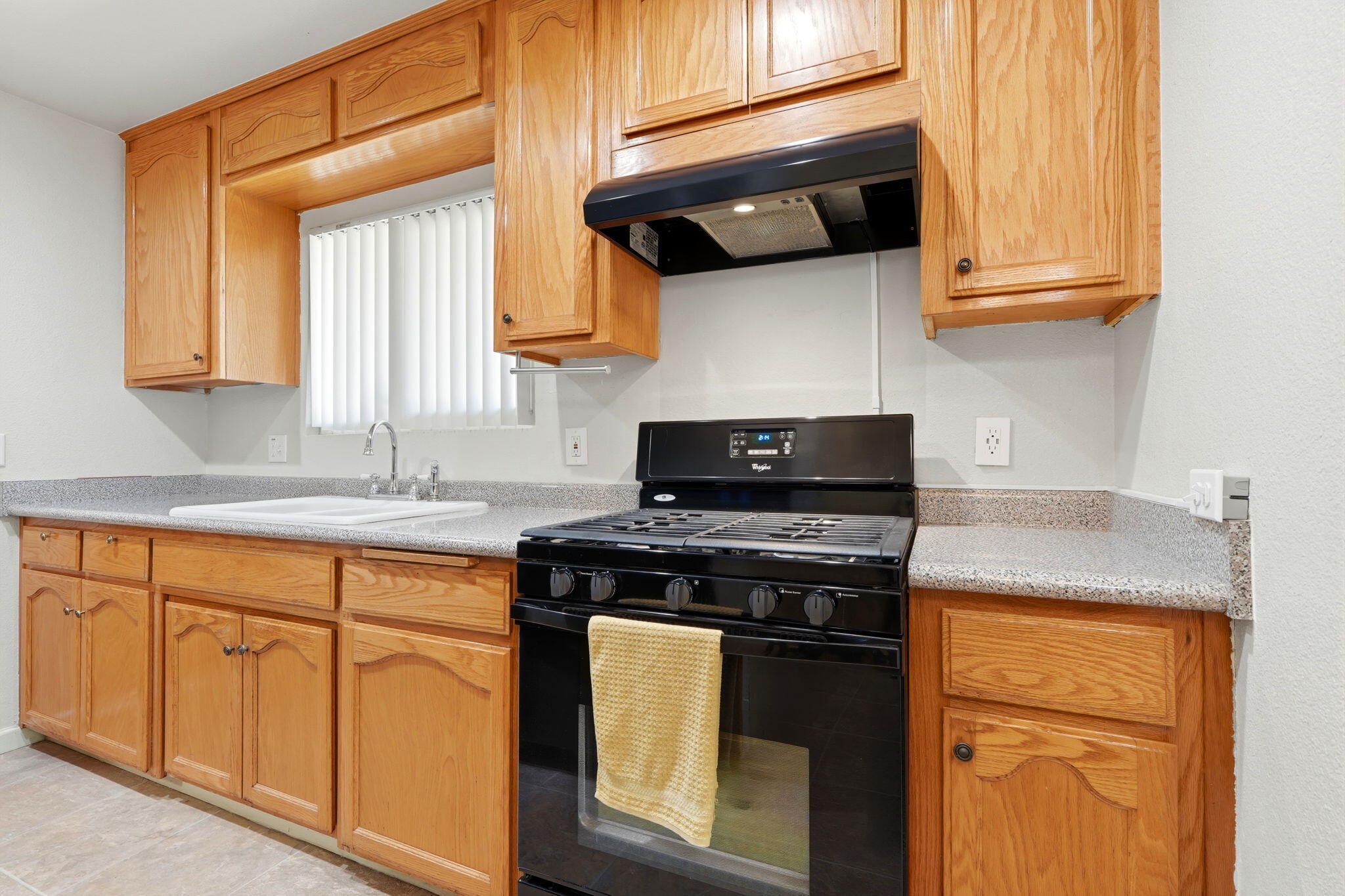 769 N Pine St, Woodlake, CA 93286