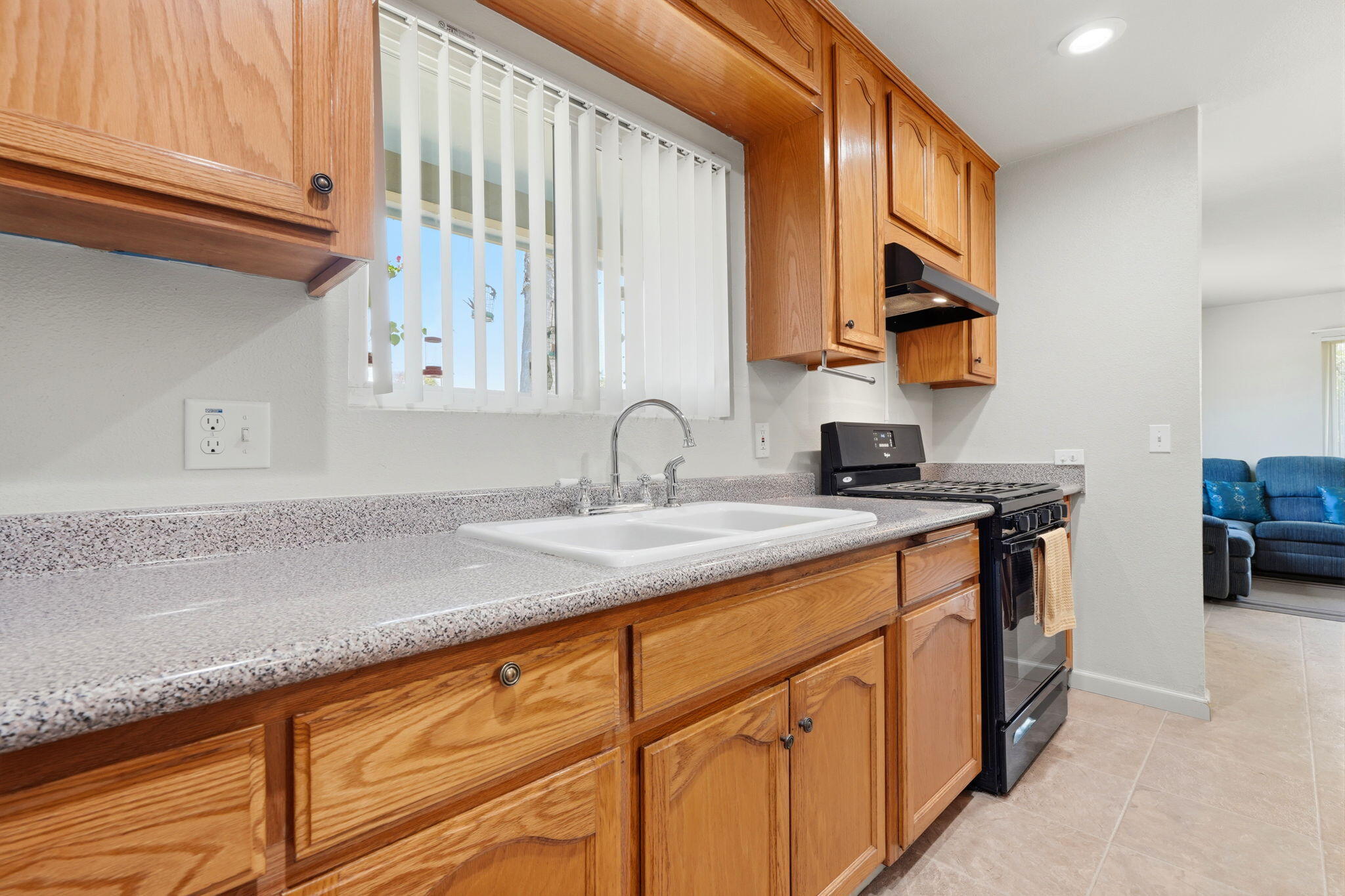 769 N Pine St, Woodlake, CA 93286