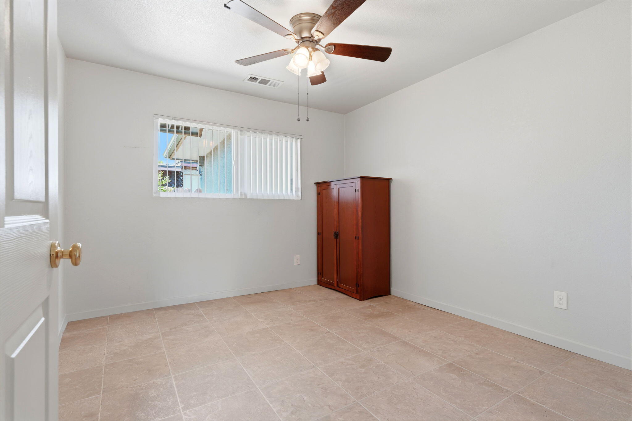769 N Pine St, Woodlake, CA 93286