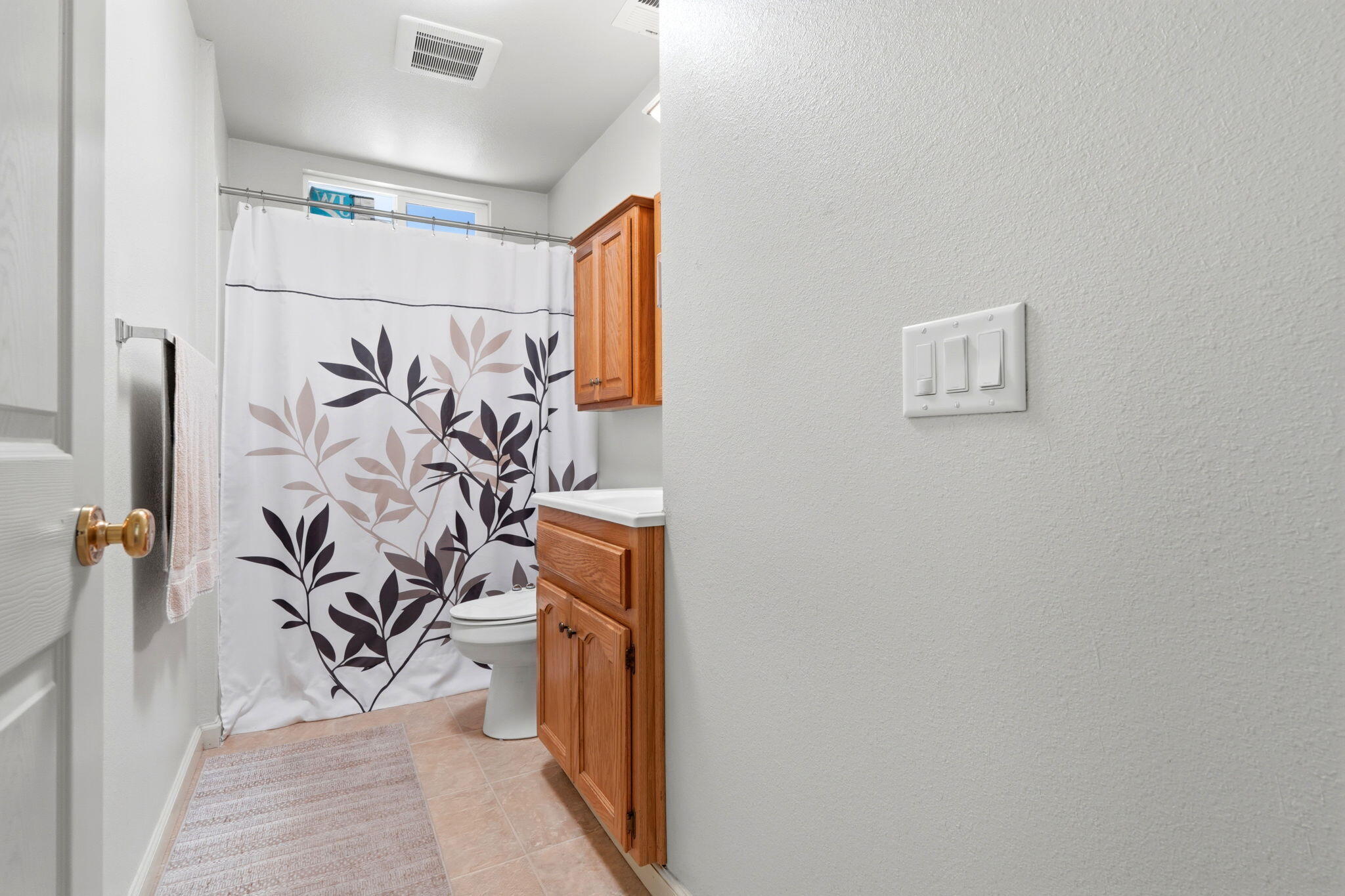 769 N Pine St, Woodlake, CA 93286